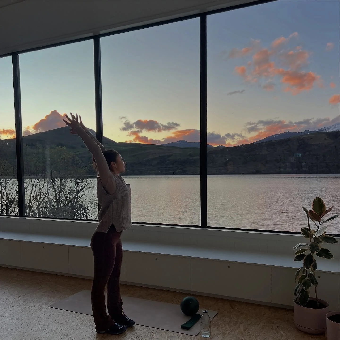 Enjoy the process of becoming 🌸 

#appriciationpost #matpilates #community #pilatescommunity #movement #nature #lakefrontpilates #wellbeing #connection #processofbecoming #queenstown #arrowtownnz #spring #pilatesstudio #pilatesinstructor #bliss #stu