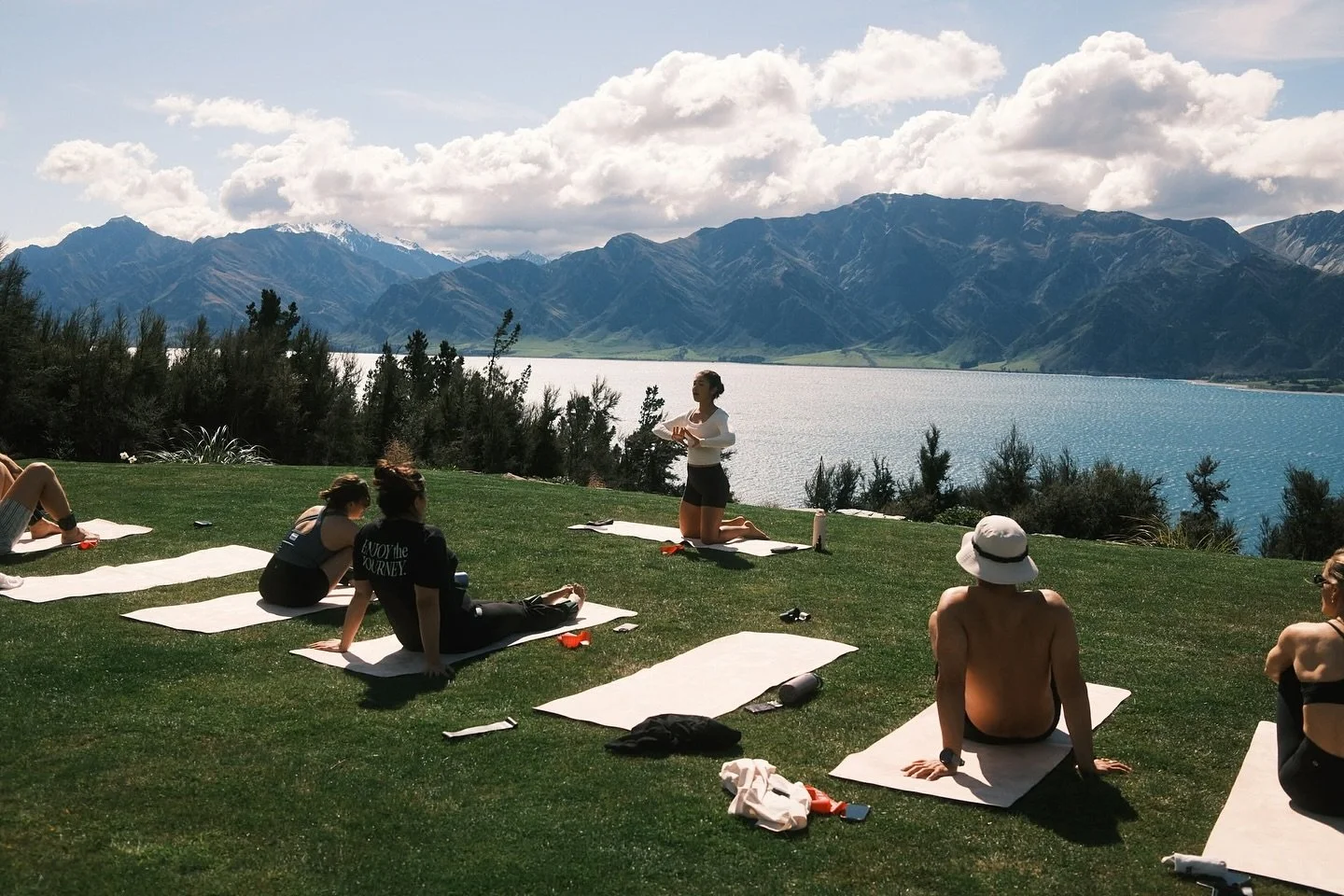 Well being and nature looking unreal 🙌🏽

#outdoorworkout #workoutview #matpilates #outdoormovement #lakehawea #pilatesqueenstown #wellnessevent #movement #healthandwellbeing #pilatesinstructor #wellnessretreat