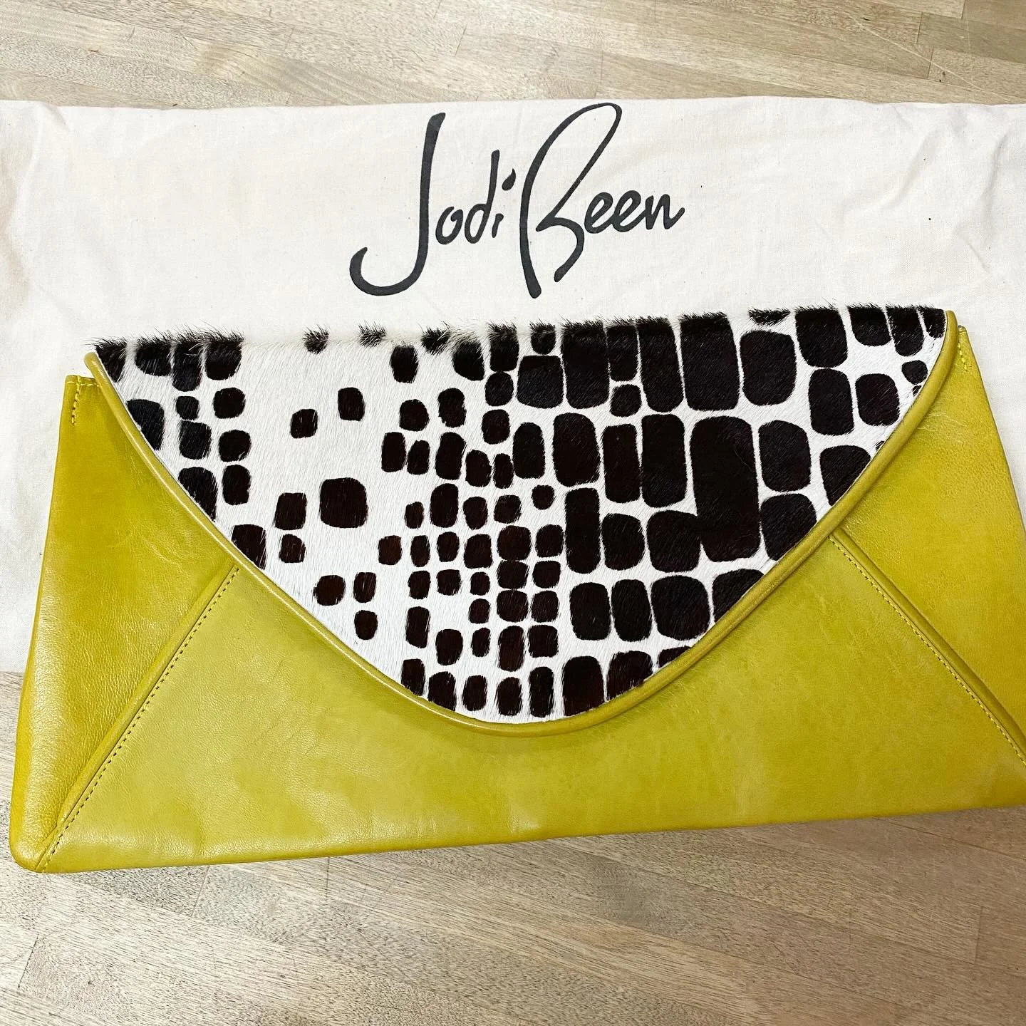 Large clutch * $75
.
$8 shipping continental US
.
.
FOLLOW OUR BACKUP ACCOUNT: @seaagainconsignment
.
.
#shoplocal #shopsmall #shoprockport #neverpayretail #consignment #secondhand #fashionista #rockportma #seaagainbags