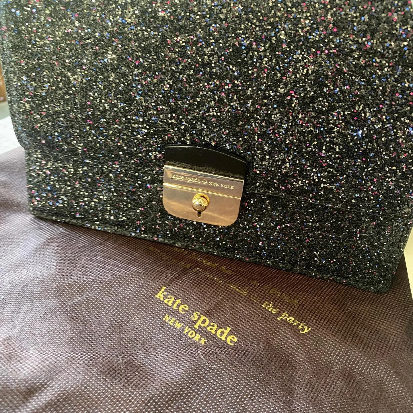 🆕 Kate Spade Sunset Lane glitter bag * $95
.
$8 shipping continental US
.
.
FOLLOW OUR BACKUP ACCOUNT: @seaagainconsignment
.
.
#shoplocal #shopsmall #shoprockport #neverpayretail #consignment #secondhand #fashionista #rockportma #seaagainbags