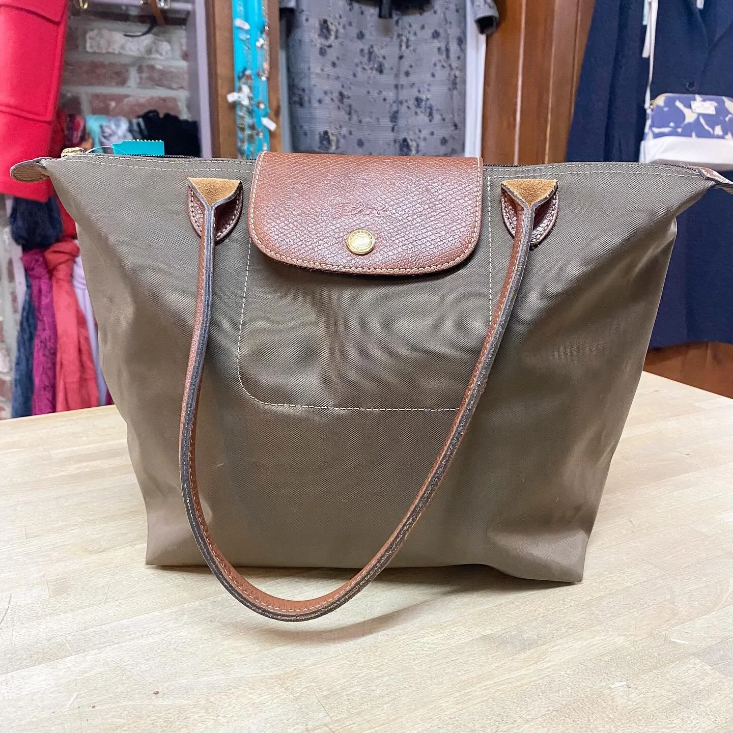 Longchamp Le Pliage medium. *as is* $50
.
.
$8 shipping continental US
.
.
FOLLOW OUR BACKUP ACCOUNT: @seaagainconsignment
.
.
#shoplocal #shopsmall #shoprockport #neverpayretail #consignment #secondhand #fashionista #rockportma #seaagainbags