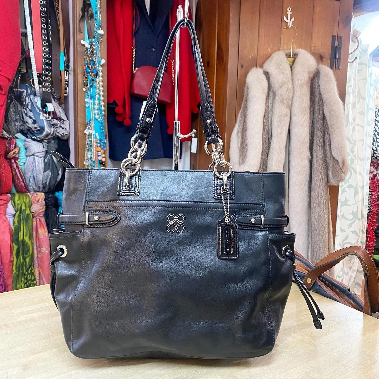 Coach Colette leather carryall tote * $98

.
$8 shipping continental US
.
.
FOLLOW OUR BACKUP ACCOUNT: @seaagainconsignment
.
.
#shoplocal #shopsmall #shoprockport #neverpayretail #consignment #secondhand #fashionista #rockportma #seaagainbags