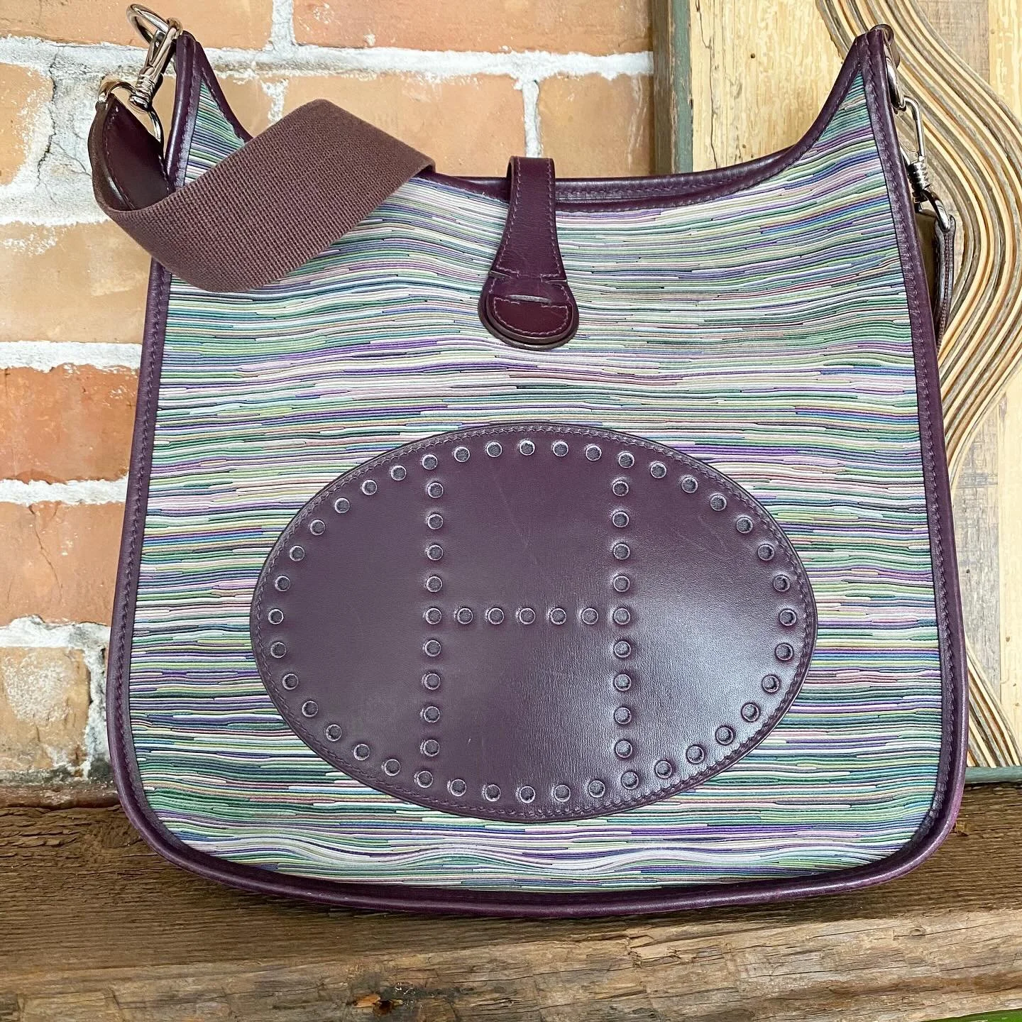 Treat yourself this holiday season with this iconic Evelyne Vibrato crossbody 💜💜