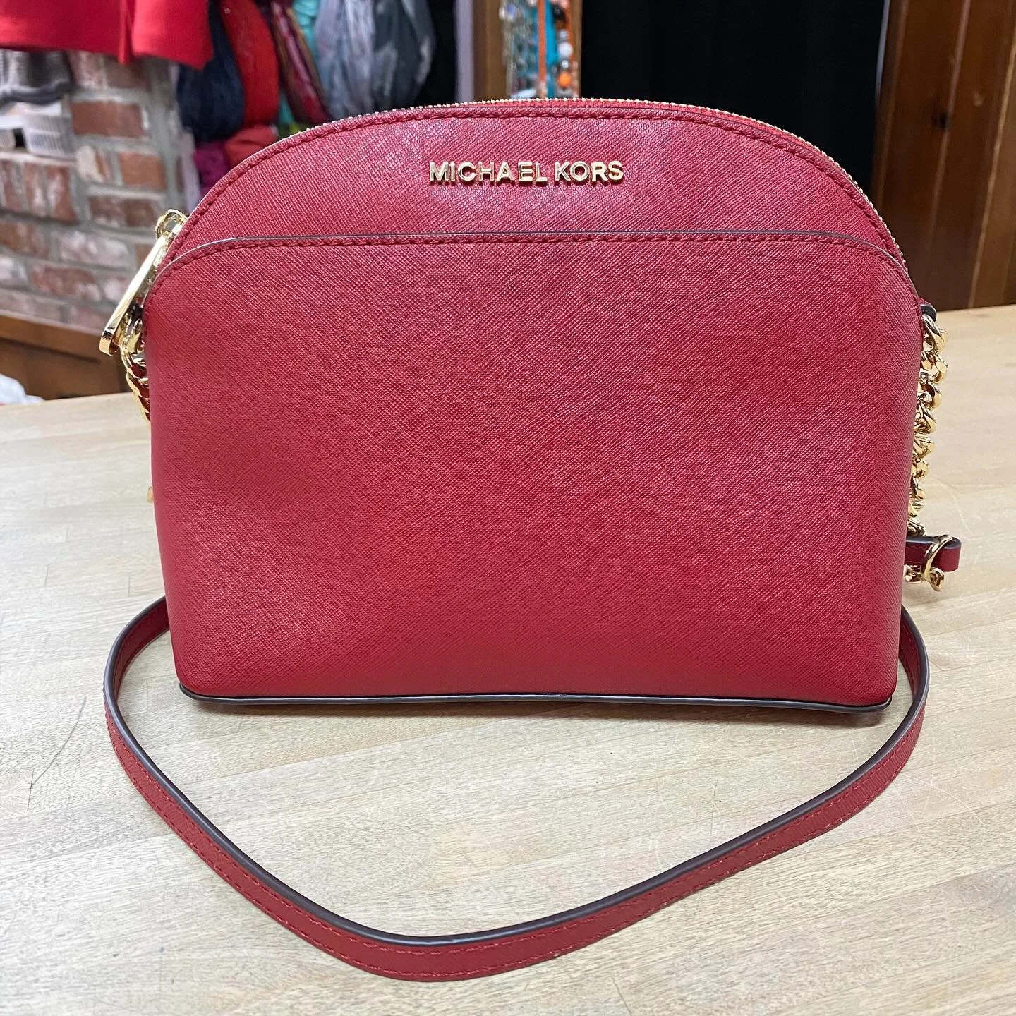 🆕 M K Emmy small crossbody * $98 ($248 retail)
.
.
$8 shipping continental US
.
.
FOLLOW OUR BACKUP ACCOUNT: @seaagainconsignment
.
.
#shoplocal #shopsmall #shoprockport #neverpayretail #consignment #secondhand #fashionista #rockportma #seaagainbags