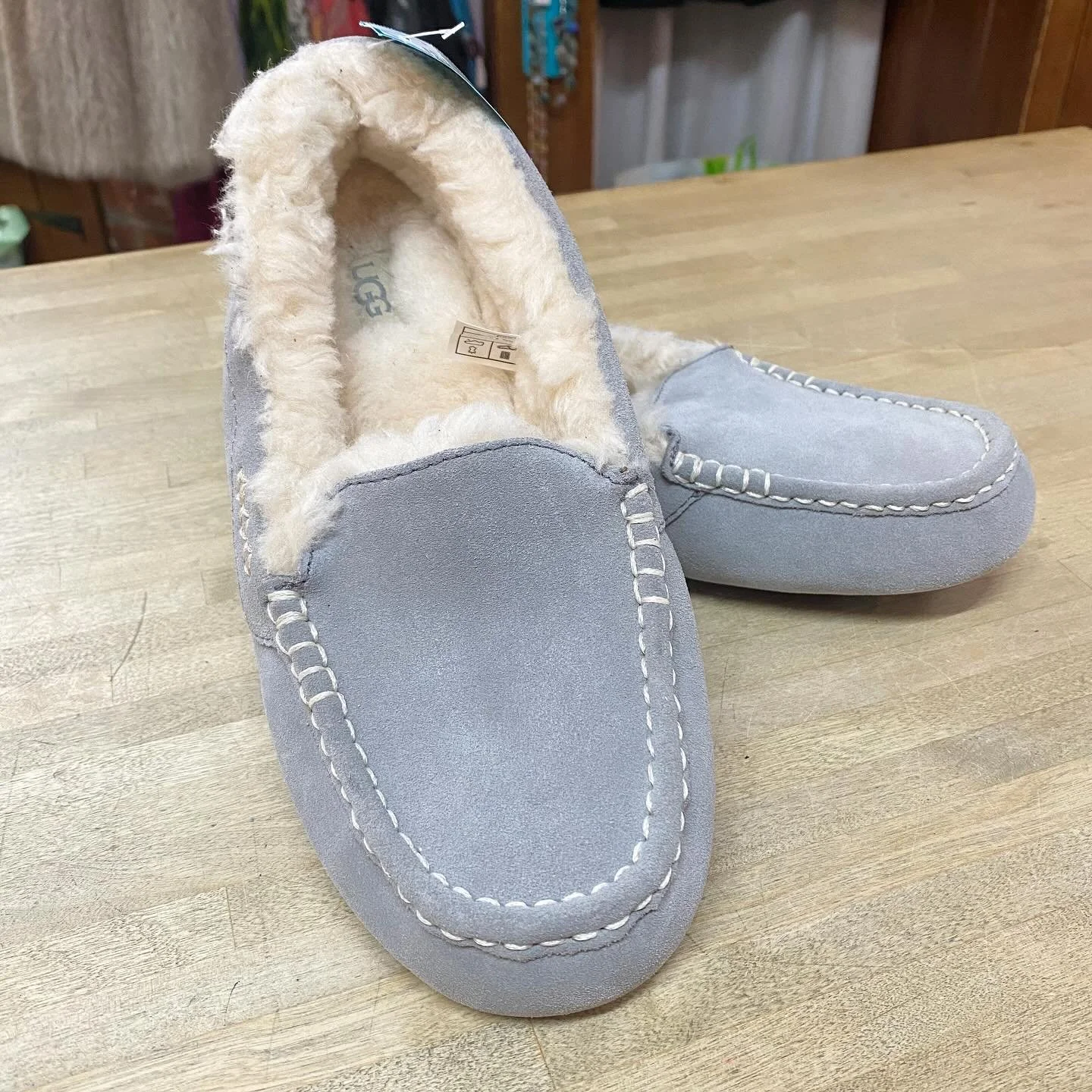 Who doesn&rsquo;t love warm feet in the winter?!
NWOT, Sz 10 * $50
.
.
$8 shipping continental US
.
.
FOLLOW OUR BACKUP ACCOUNT: @seaagainconsignment
.
.
#shoplocal #shopsmall #shoprockport #neverpayretail #consignment #secondhand #fashionista #rockp