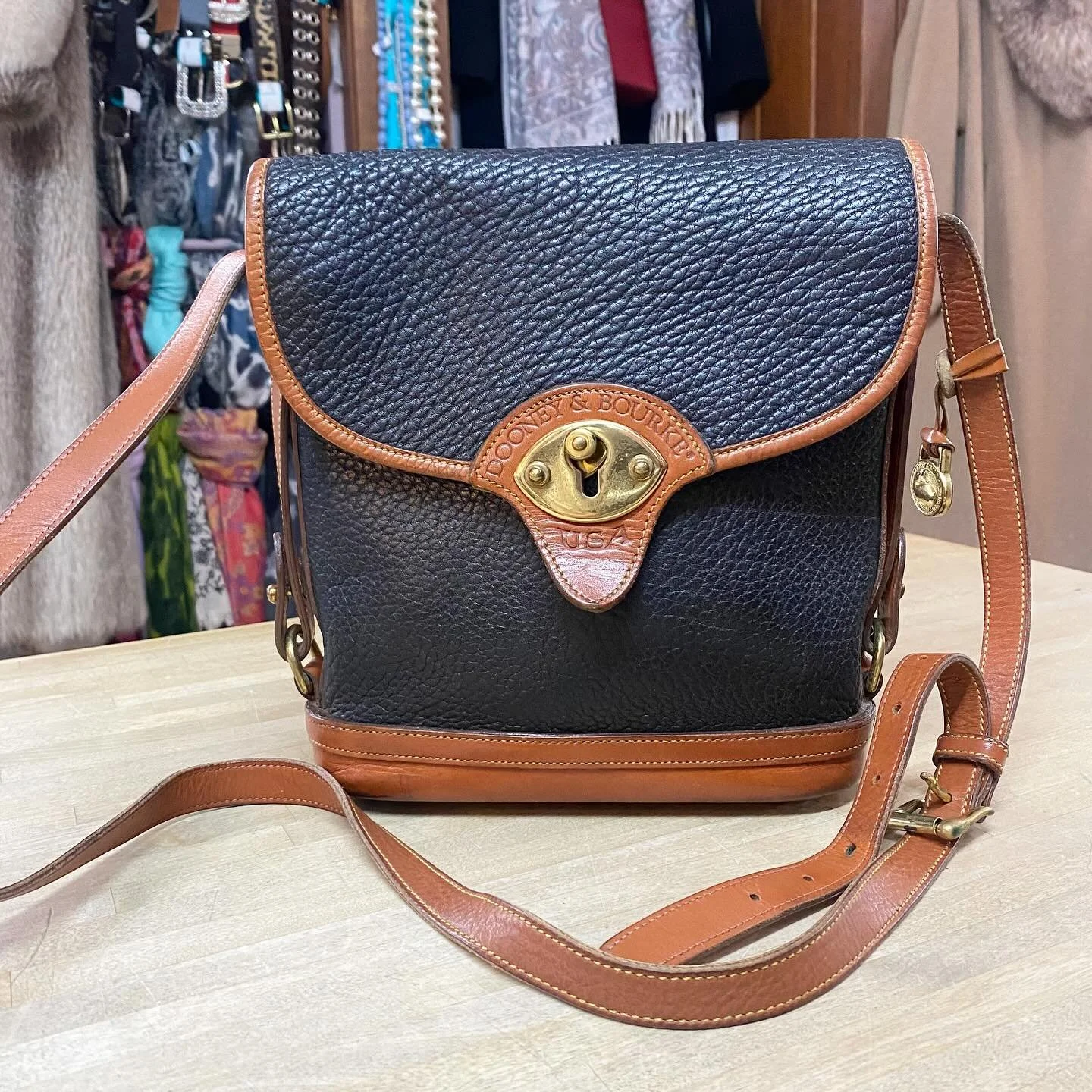 Stunning vintage D&amp;B crossbody * $98
.
.
$8 shipping continental US
.
.
FOLLOW OUR BACKUP ACCOUNT: @seaagainconsignment
.
.
#shoplocal #shopsmall #shoprockport #neverpayretail #consignment #secondhand #fashionista #rockportma #seaagainbags