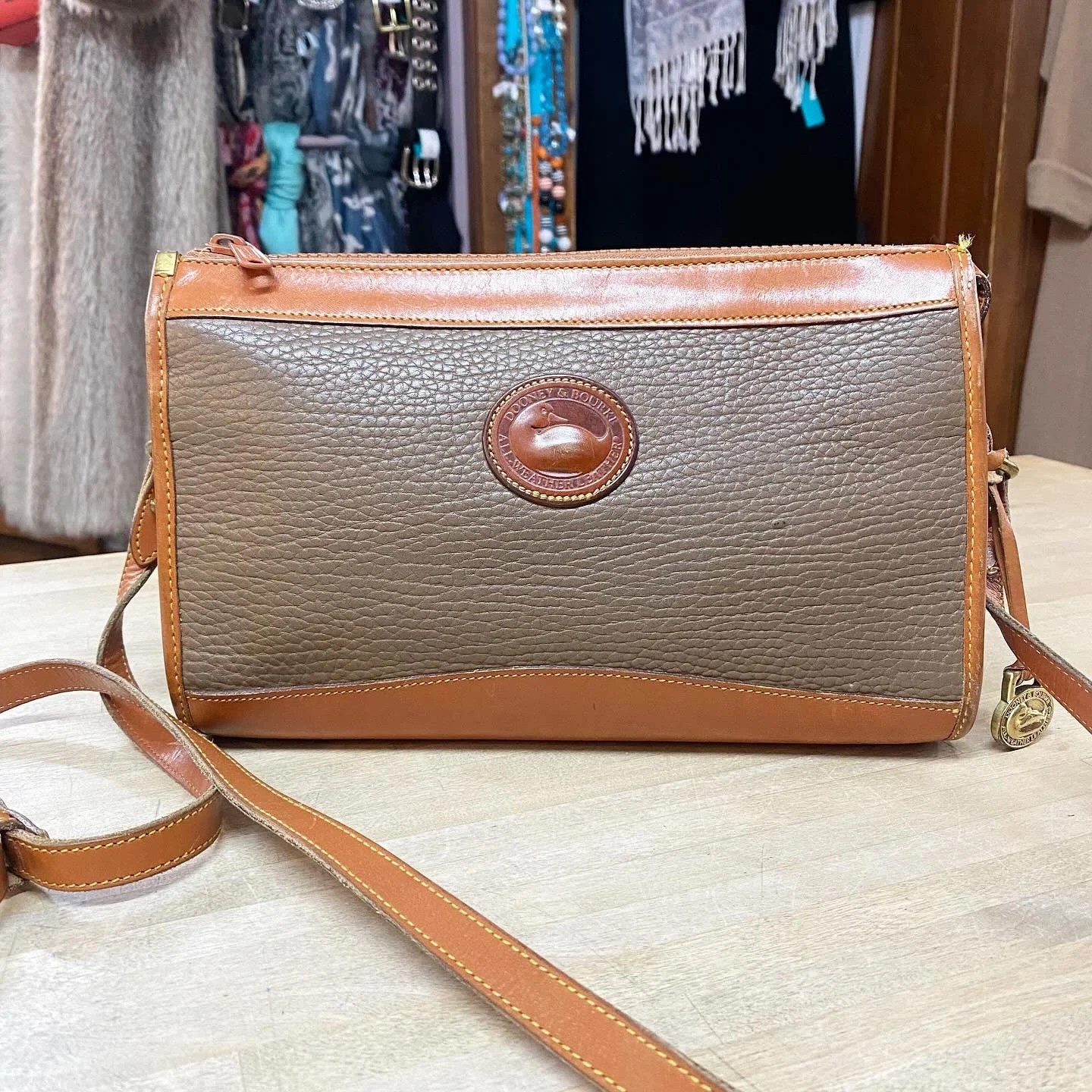 Vintage D&amp;B crossbody * $90
.
.
$8 shipping continental US
.
.
FOLLOW OUR BACKUP ACCOUNT: @seaagainconsignment
.
.
#shoplocal #shopsmall #shoprockport #neverpayretail #consignment #secondhand #fashionista #rockportma #seaagainbags