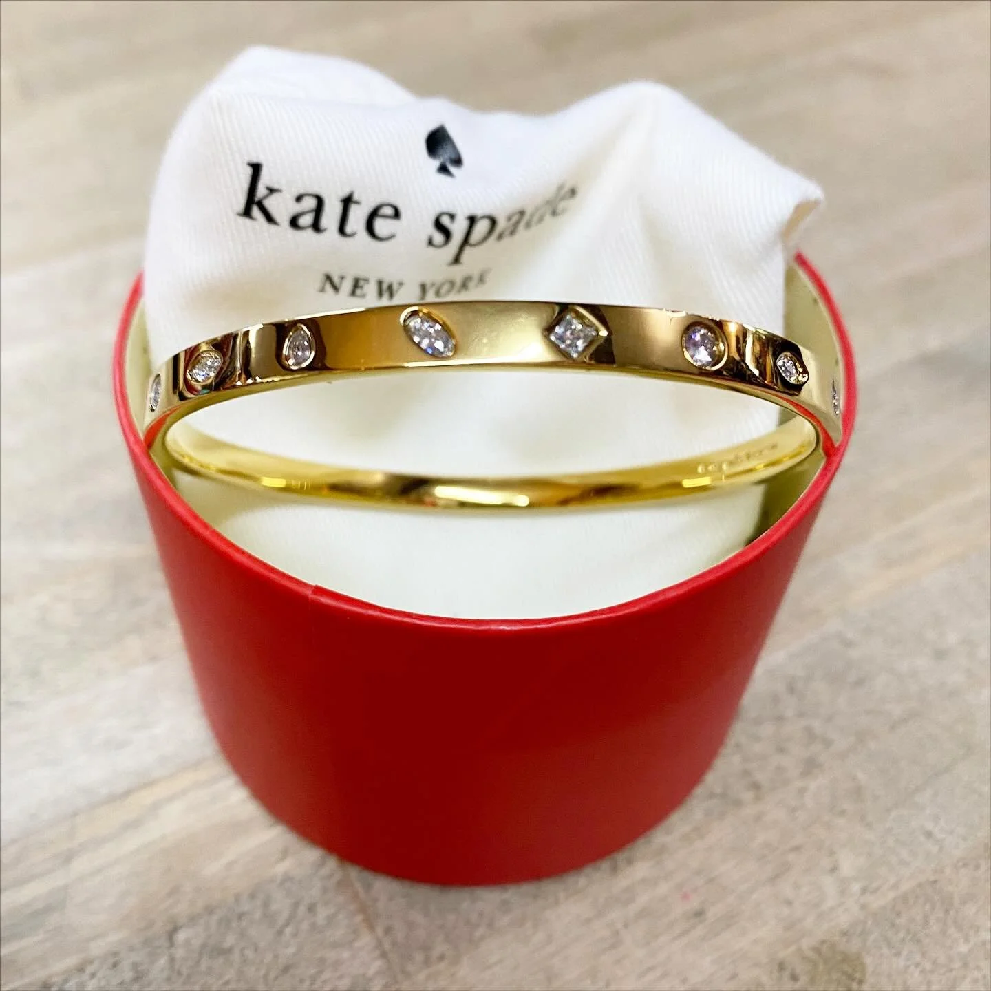 This would make a great stocking stuffer!! 
Kate Spade bangle, $24
.
.
$8 shipping continental US
.
.
FOLLOW OUR BACKUP ACCOUNT: @seaagainconsignment
.
.
#shoplocal #shopsmall #shoprockport #neverpayretail #consignment #secondhand #fashionista #rockp