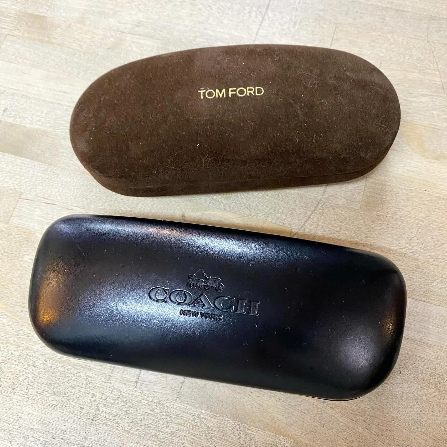 Store your glasses in style 🤎🖤