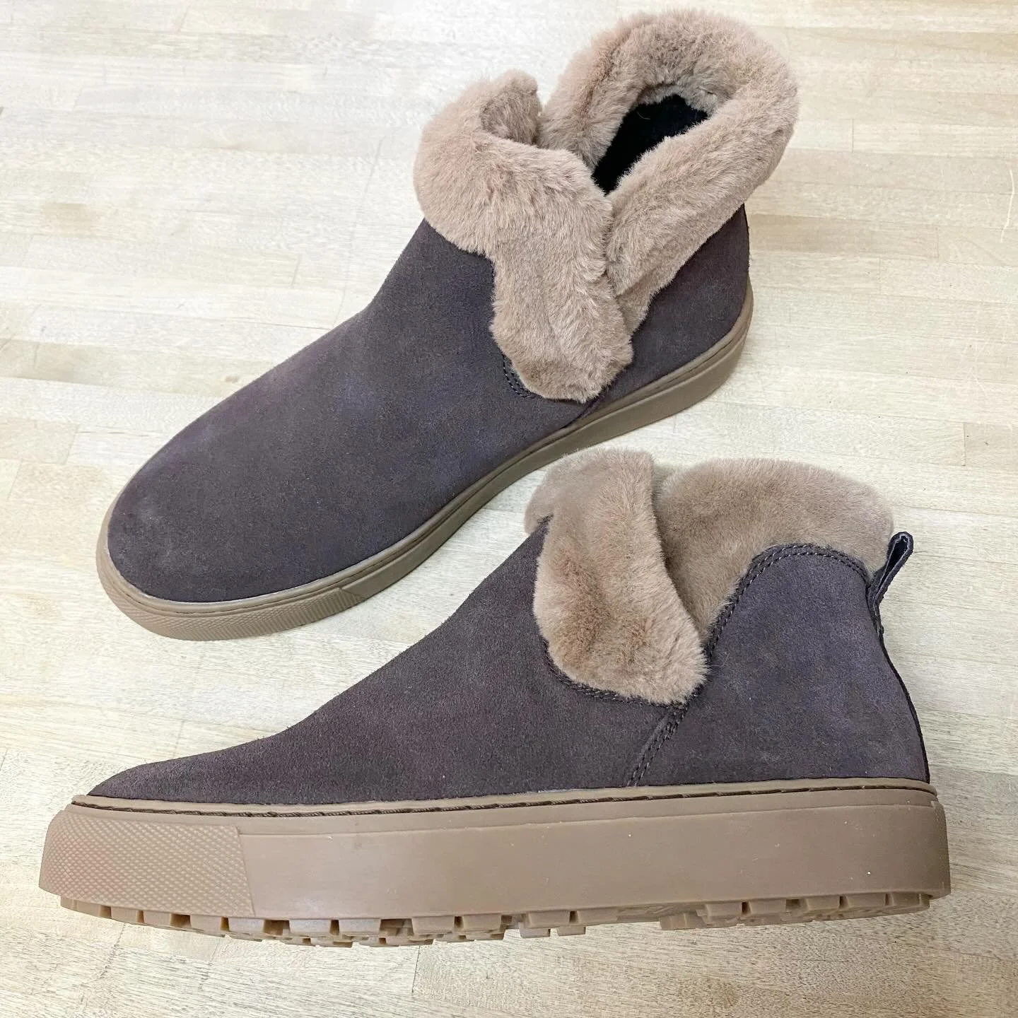 Swipe to see the other ones 👉🏻
Cougar new without tags ankle boots. All size 7 * $65 each