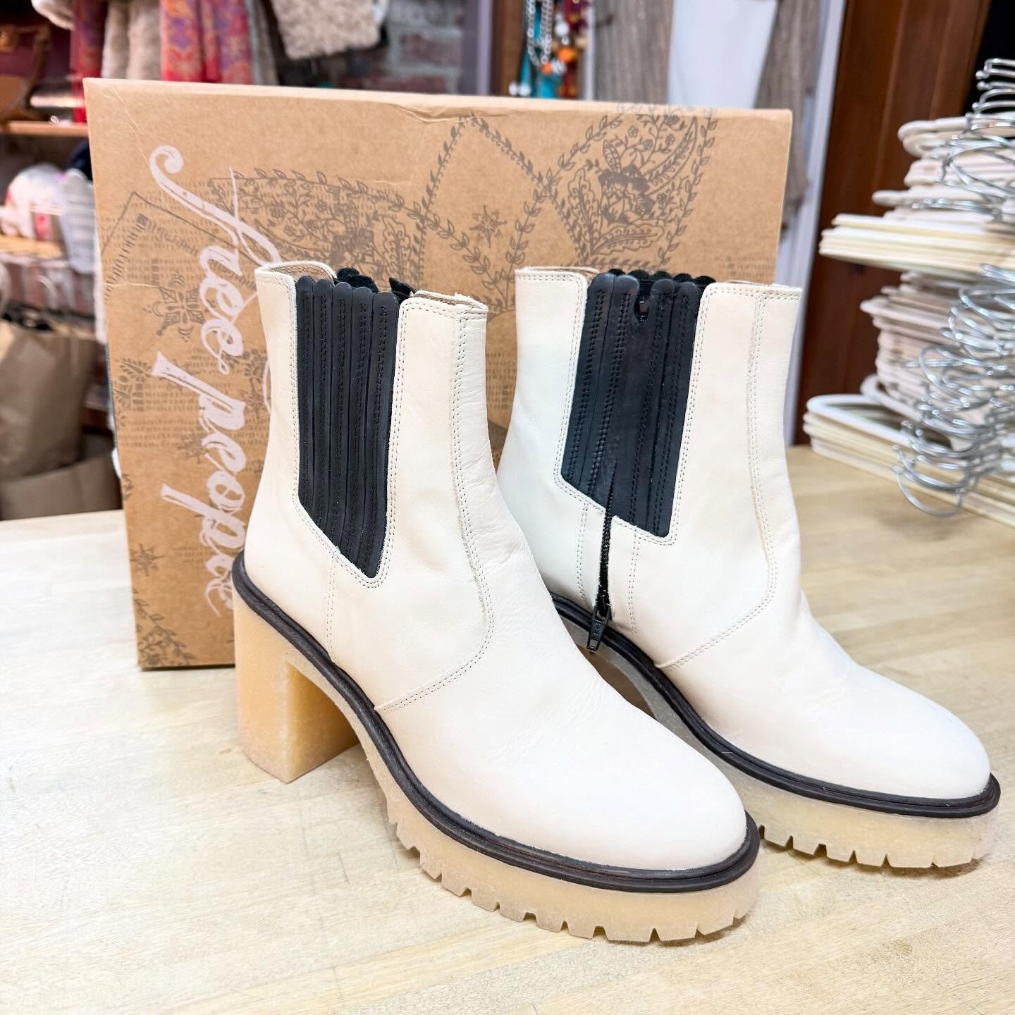 🆕 Free People James Chelsea boots. Sz 38 * $65
.
.
$8 shipping continental US
.
.
FOLLOW OUR BACKUP ACCOUNT: @seaagainconsignment