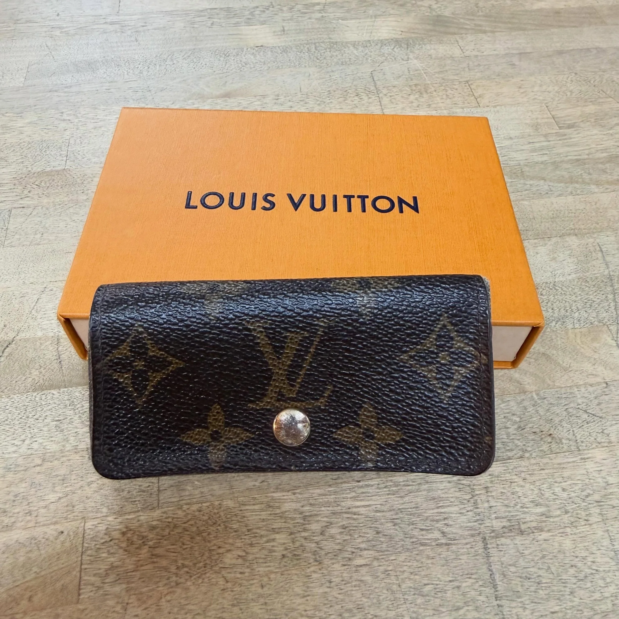 2010 monogram multicles, holds 4 keys. Comes in original box * $145
.
.
$8 shipping continental US
Free shipping for purchases over $100
.
.
FOLLOW OUR BACKUP ACCOUNT: @seaagainconsignment