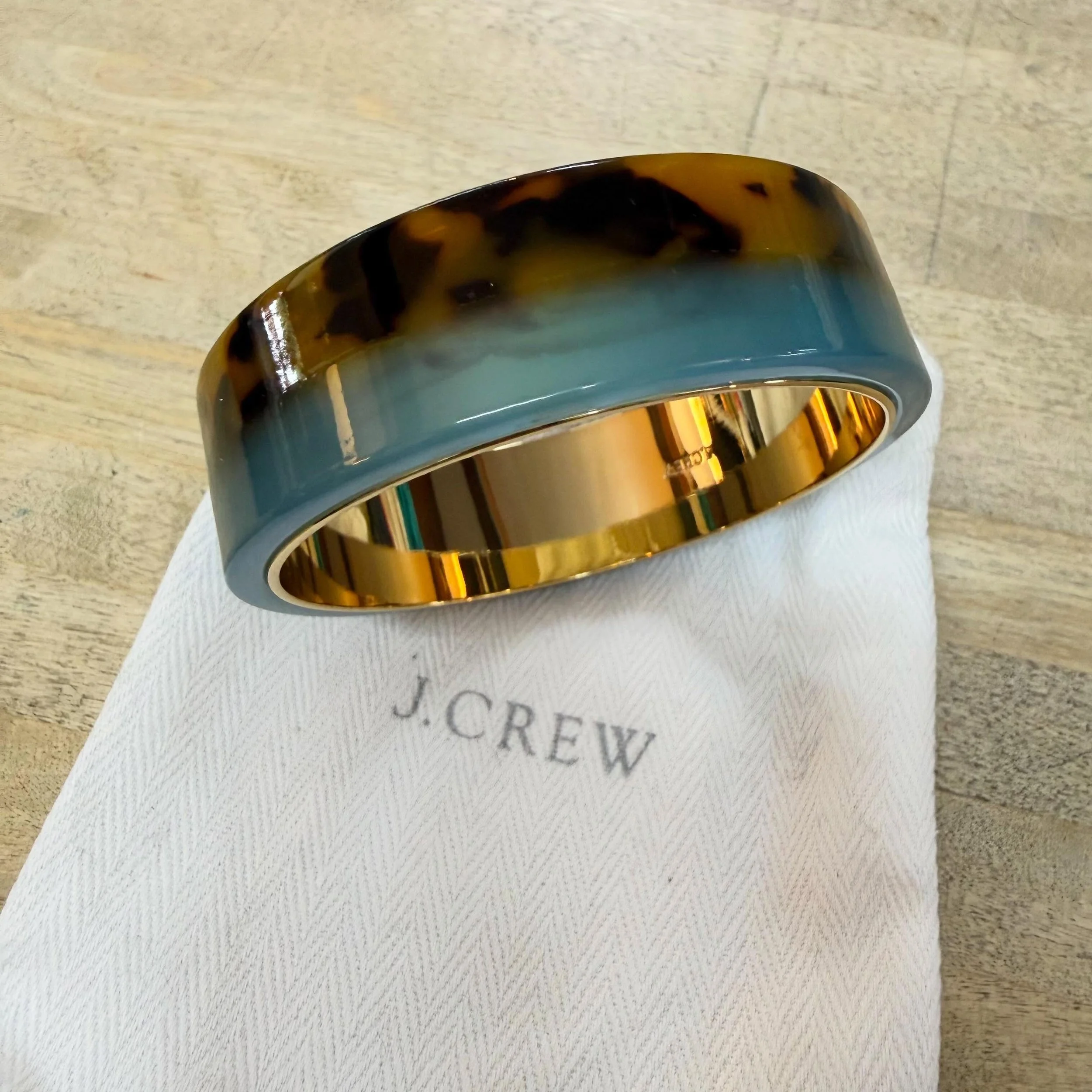 🆕 J. Crew bangle * $20
.
.
$8 shipping continental US
Free shipping for purchases over $100