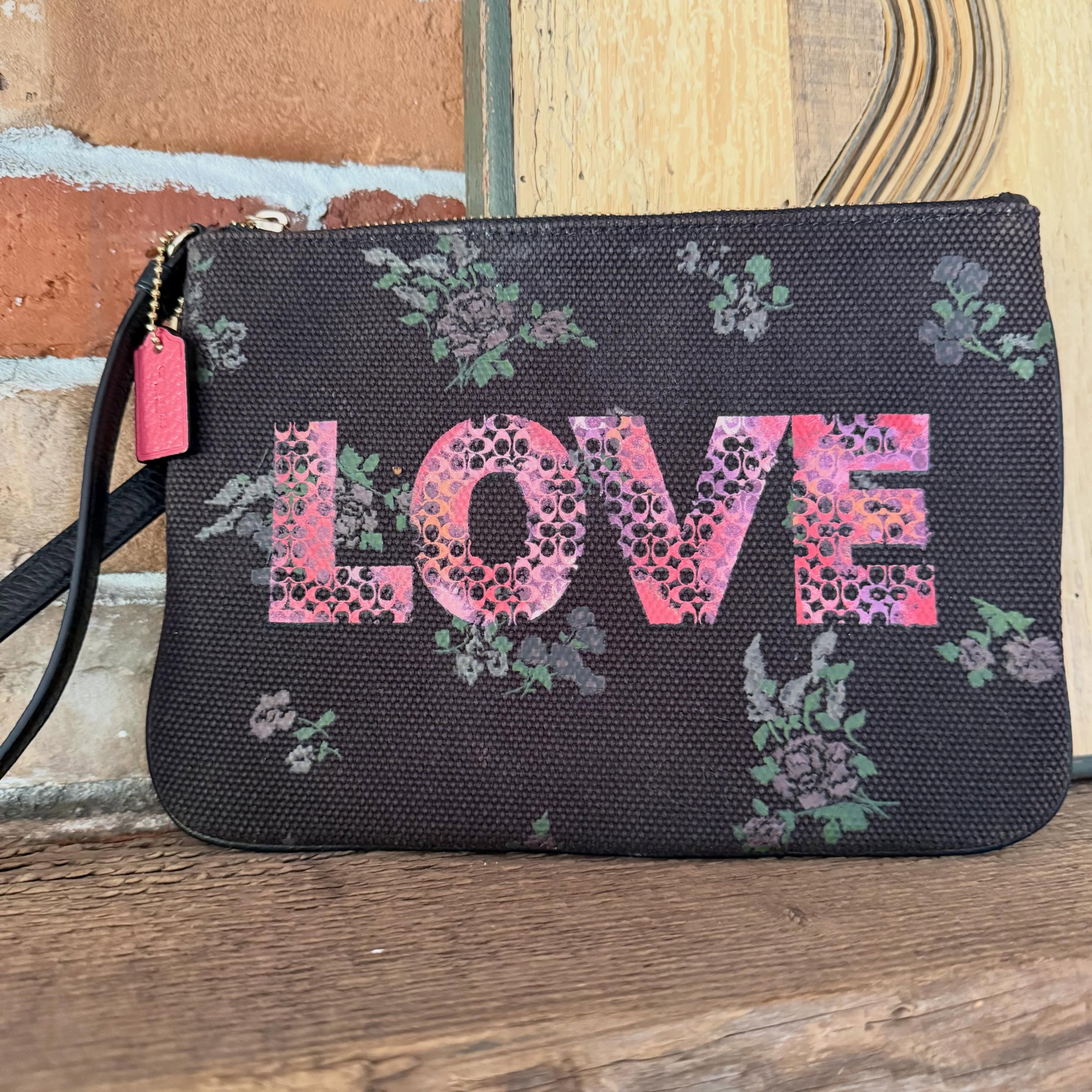 Large Coach LOVE wristlet * $65
.
.
$8 shipping continental US
.
.
FOLLOW OUR BACKUP ACCOUNT: @seaagainconsignment