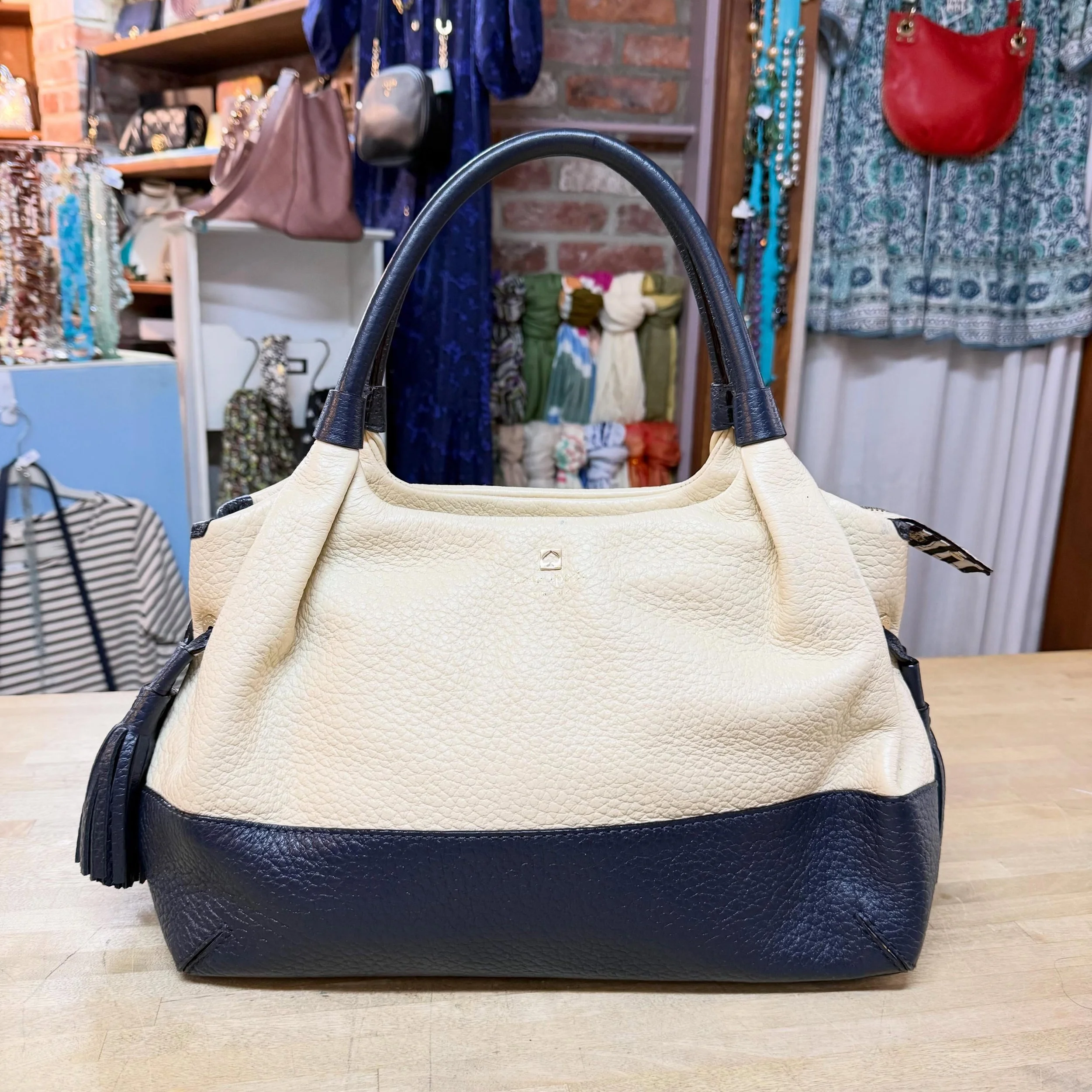 Kate Spade Southport Avenue Stevie * $50
.
.
$8 shipping continental US
Free shipping for purchases over $100
.
.
FOLLOW OUR BACKUP ACCOUNT: @seaagainconsignment