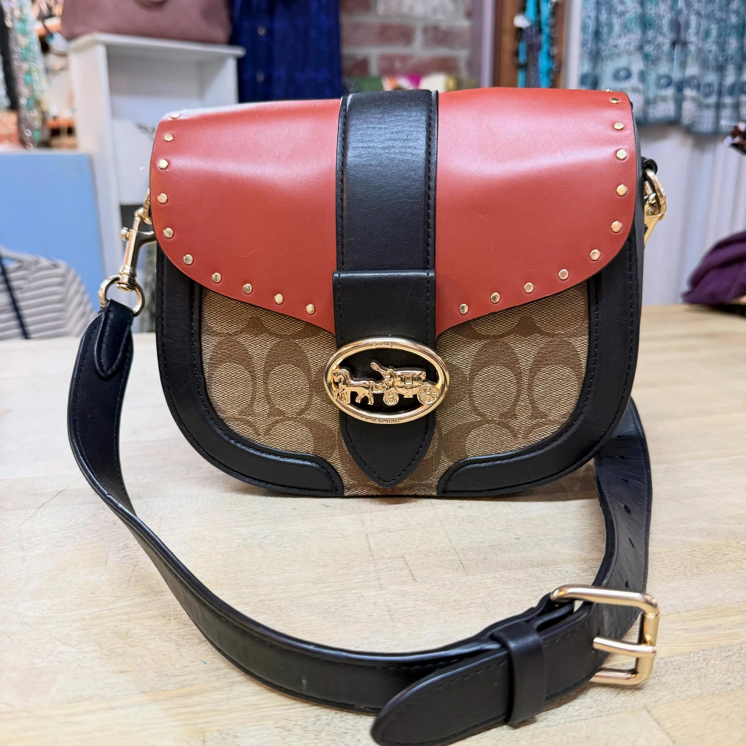 Like 🆕 Coach Georgie saddle bag * $215
.
.
$8 shipping continental US
Free shipping for purchases over $100
.
.
FOLLOW OUR BACKUP ACCOUNT: @seaagainconsignment