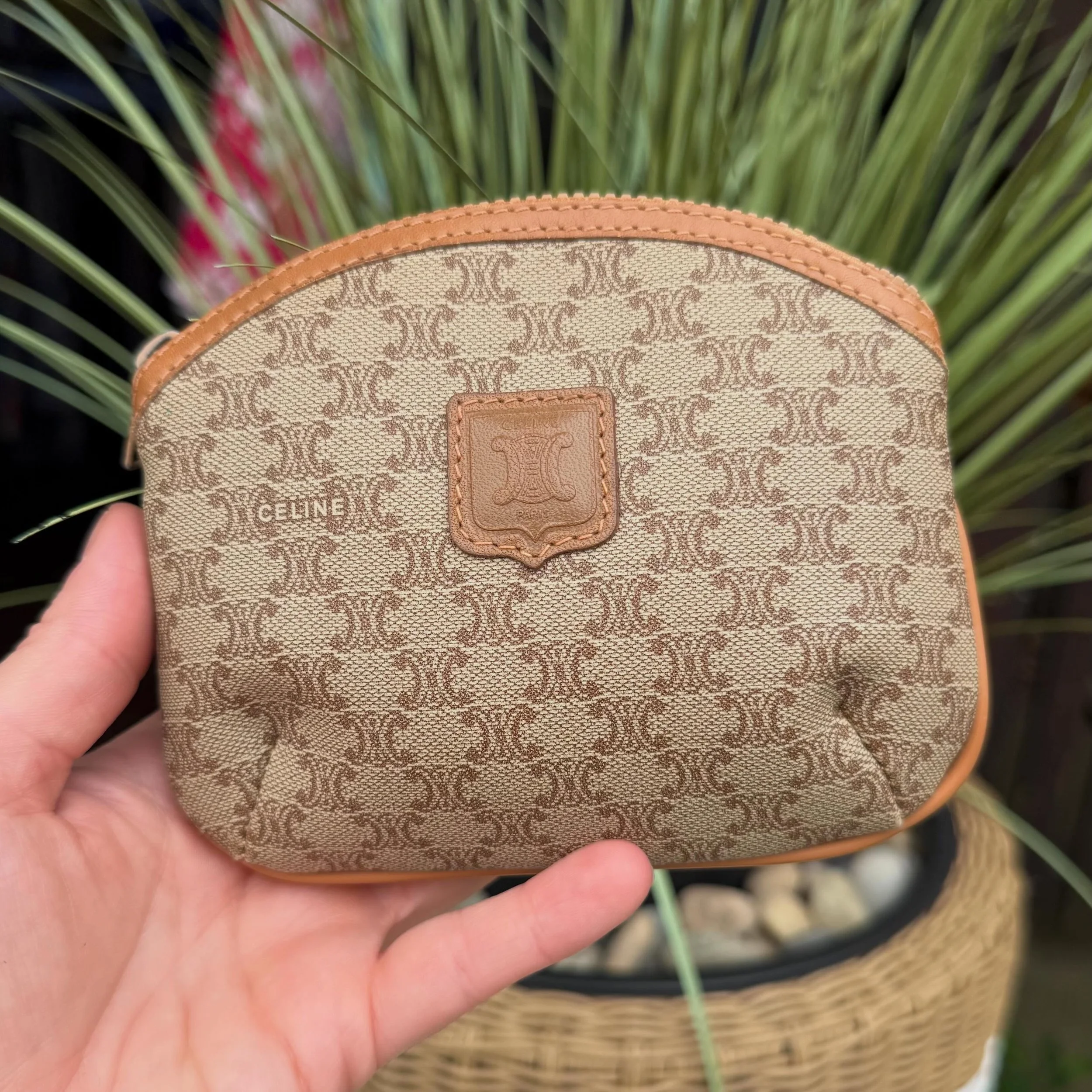 Vintage Celine Triumph mini pouch in mint condition * $215
.
.
$8 shipping continental US
Free shipping for purchases over $100
.
.
FOLLOW OUR BACKUP ACCOUNT: @seaagainconsignment