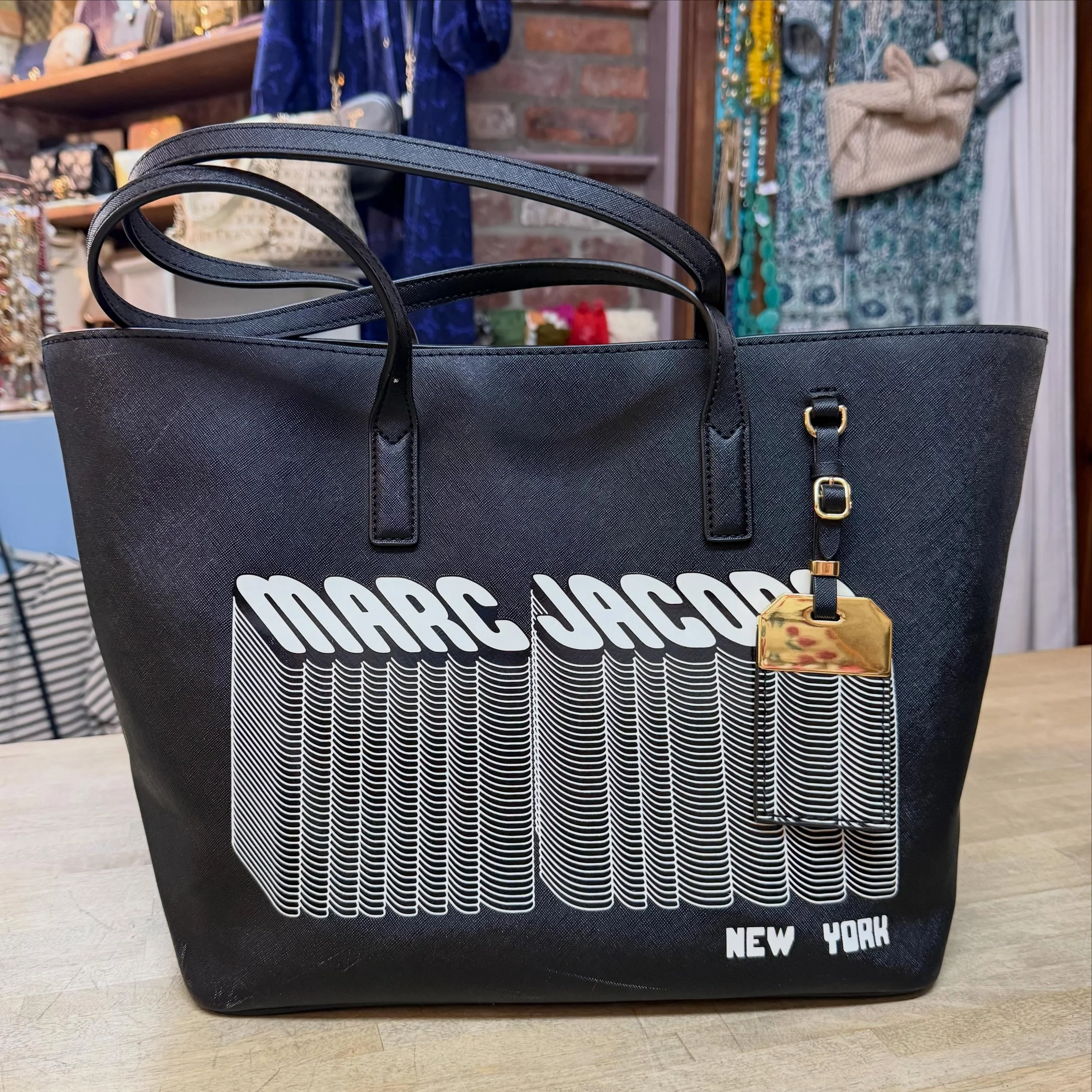 Marc Jacobs Sidekick tote * $115
.
.
$8 shipping continental US
Free shipping for purchases over $100
.
.
FOLLOW OUR BACKUP ACCOUNT: @seaagainconsignment