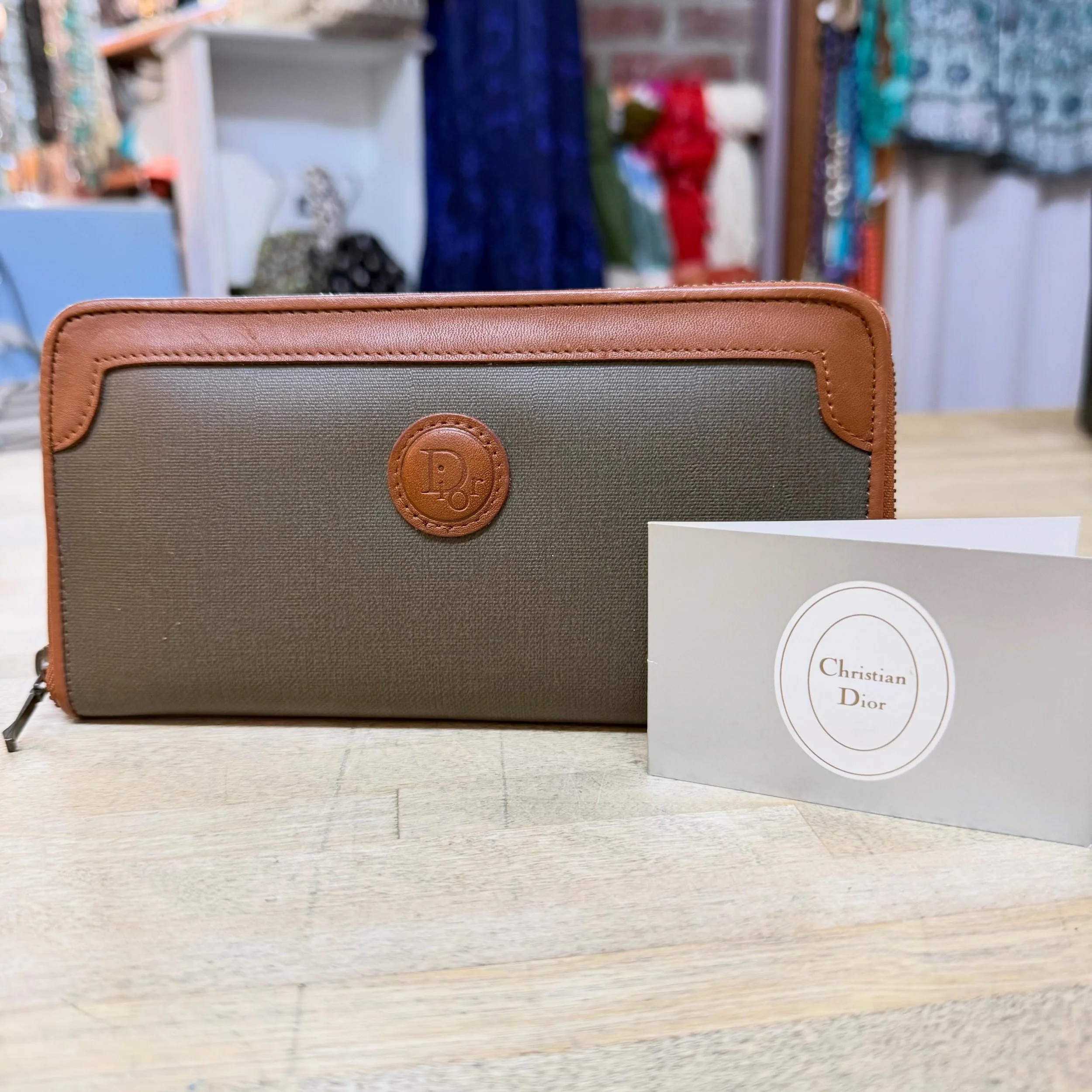 Vintage Dior zip wallet * $125
.
.
$8 shipping continental US
Free shipping for purchases over $100
.
.
FOLLOW OUR BACKUP ACCOUNT: @seaagainconsignment