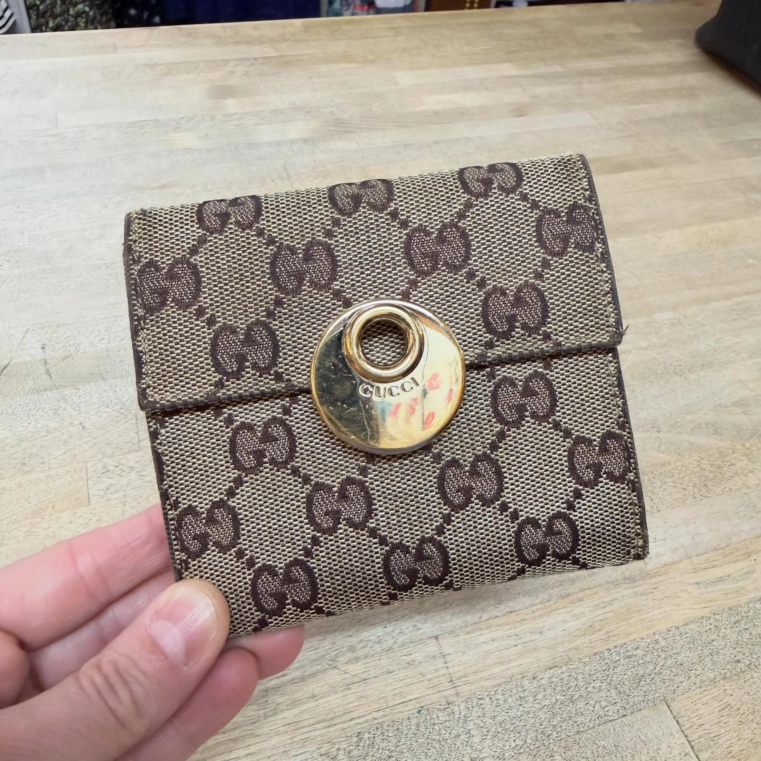 Gucci eclisse trifold wallet * $225
.
.
$8 shipping continental US
Free shipping for purchases over $100
.
.
FOLLOW OUR BACKUP ACCOUNT: @seaagainconsignment