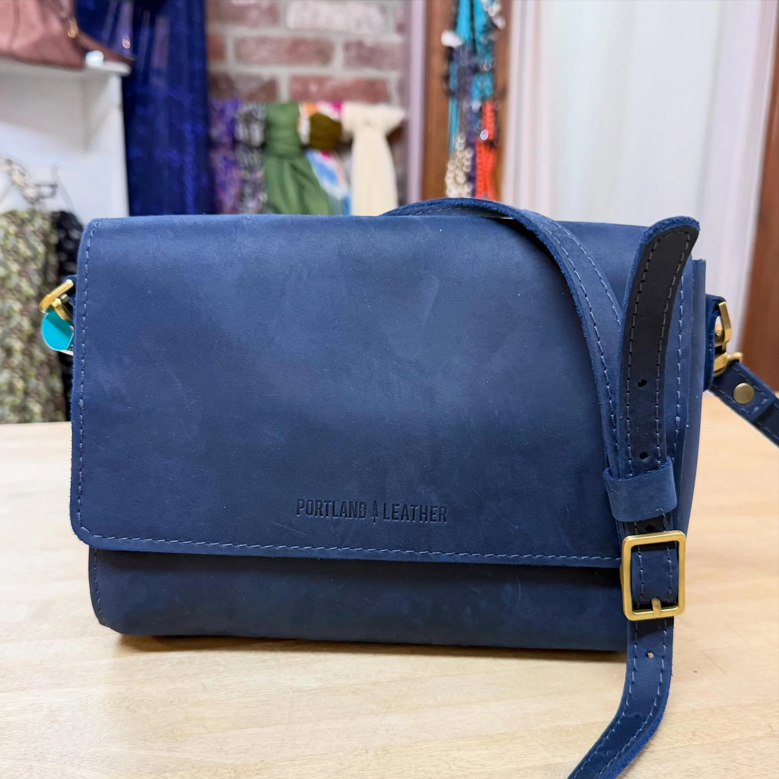 Portland Leather metro crossbody * $60
.
.
$8 shipping continental US
Free shipping for purchases over $100
.
.
FOLLOW OUR BACKUP ACCOUNT: @seaagainconsignment