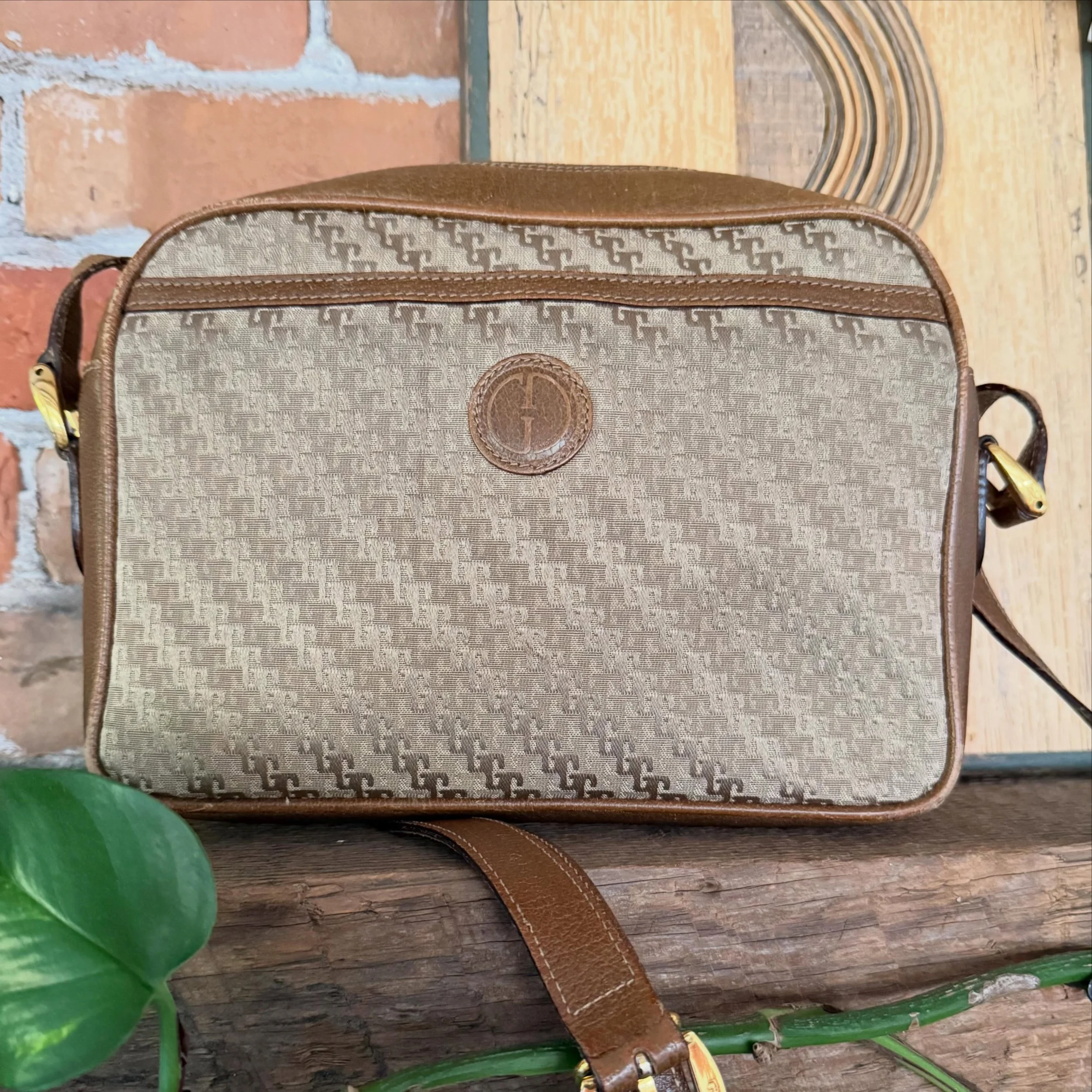 Vintage 70&rsquo;s Gucci crossbody 💖 
DM for details