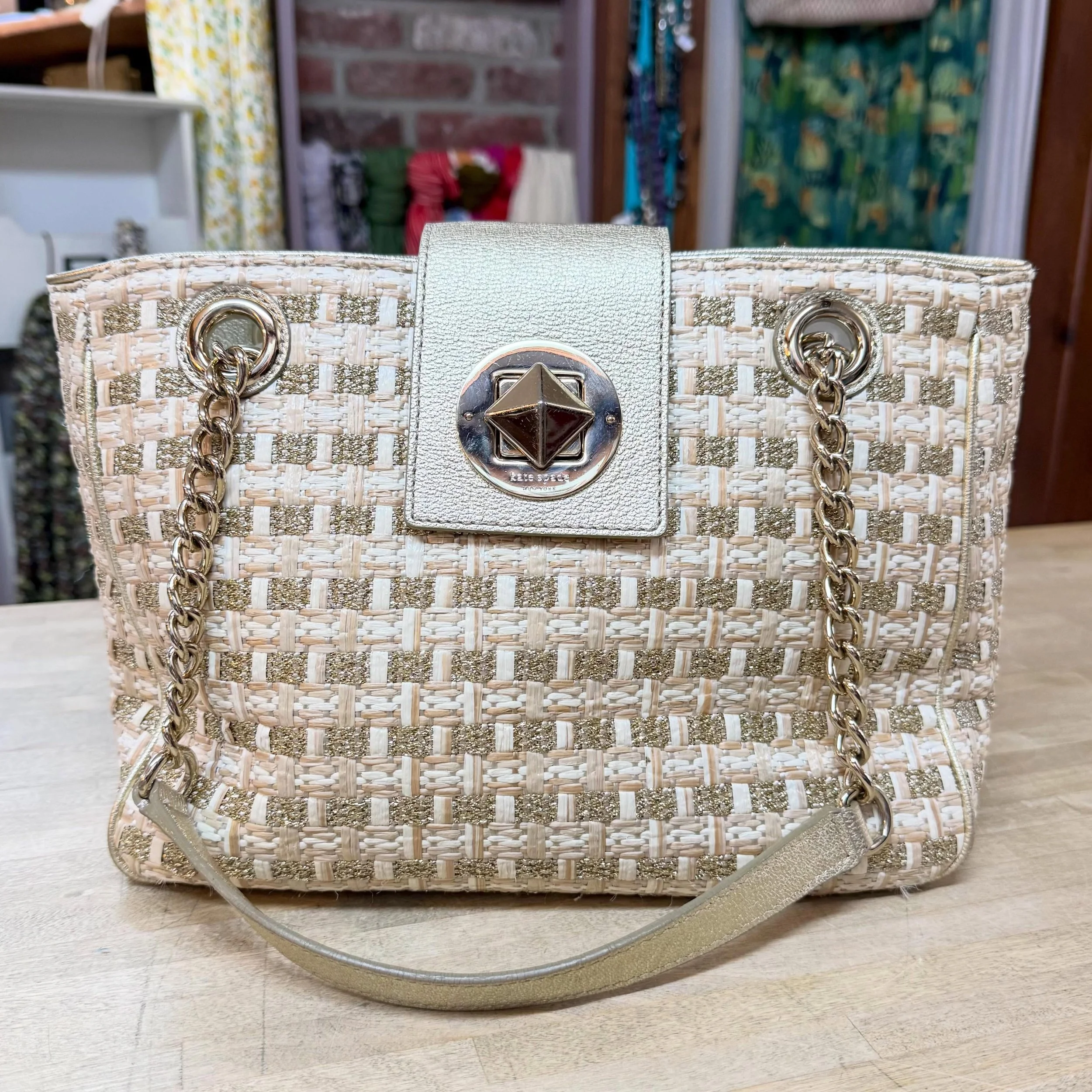 Kate Spade &spades;️ gold tweed shoulder bag * $85
.
.
$8 shipping continental US
Free shipping for purchases over $100
.
.
FOLLOW OUR BACKUP ACCOUNT: @seaagainconsignment