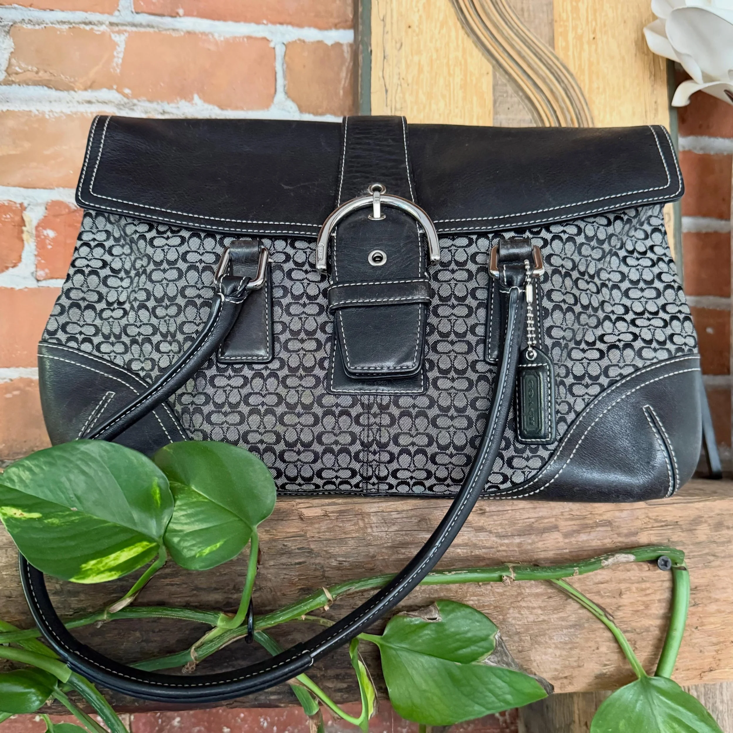 Coach vintage Soho micro signature * $115
.
.
$8 shipping continental US
Free shipping for purchases over $100
.
.
FOLLOW OUR BACKUP ACCOUNT: @seaagainconsignment