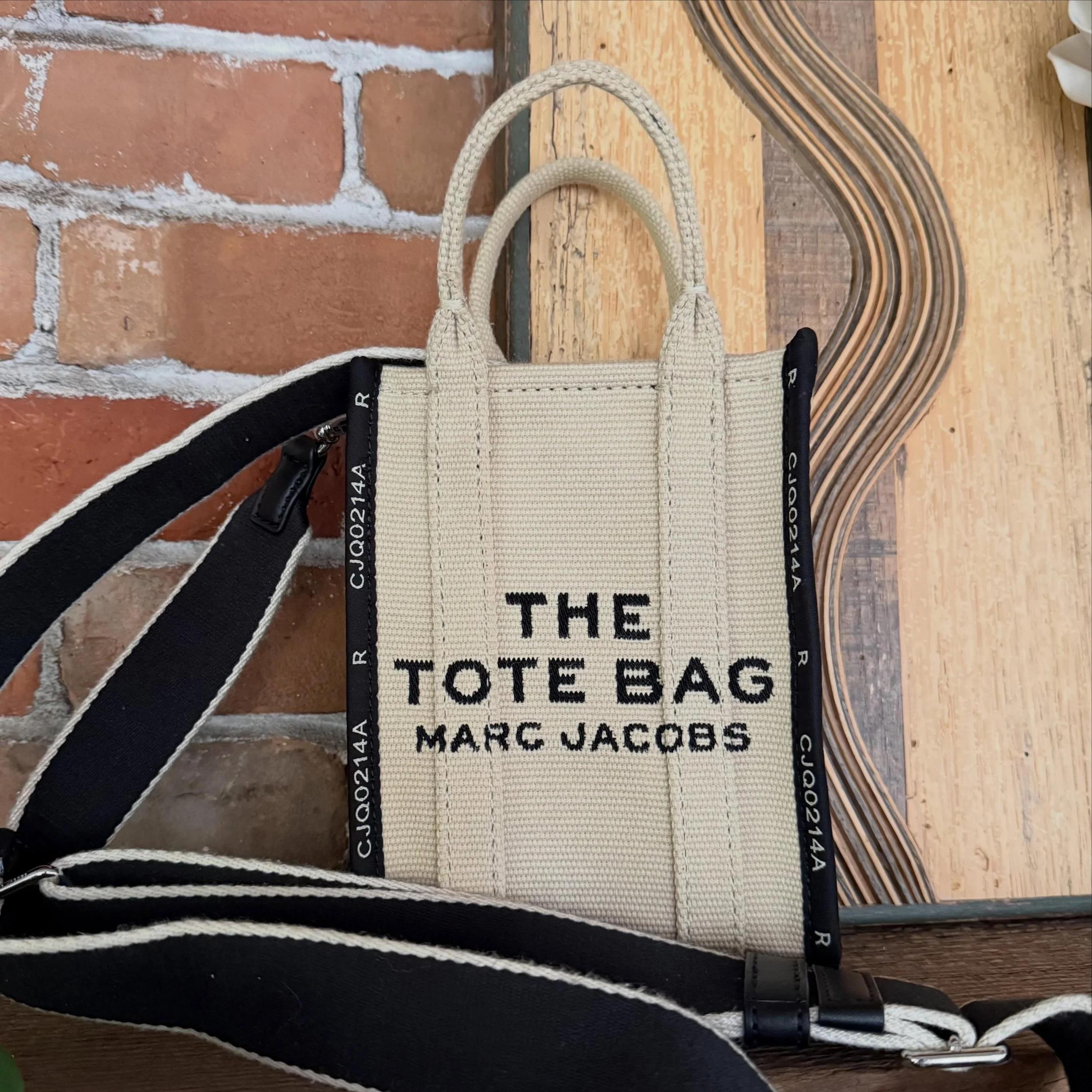 Marc Jacobs The Tote jacquard Mini * $115
.
.
$8 shipping continental US
Free shipping for purchases over $100
.
.
FOLLOW OUR BACKUP ACCOUNT: @seaagainconsignment
