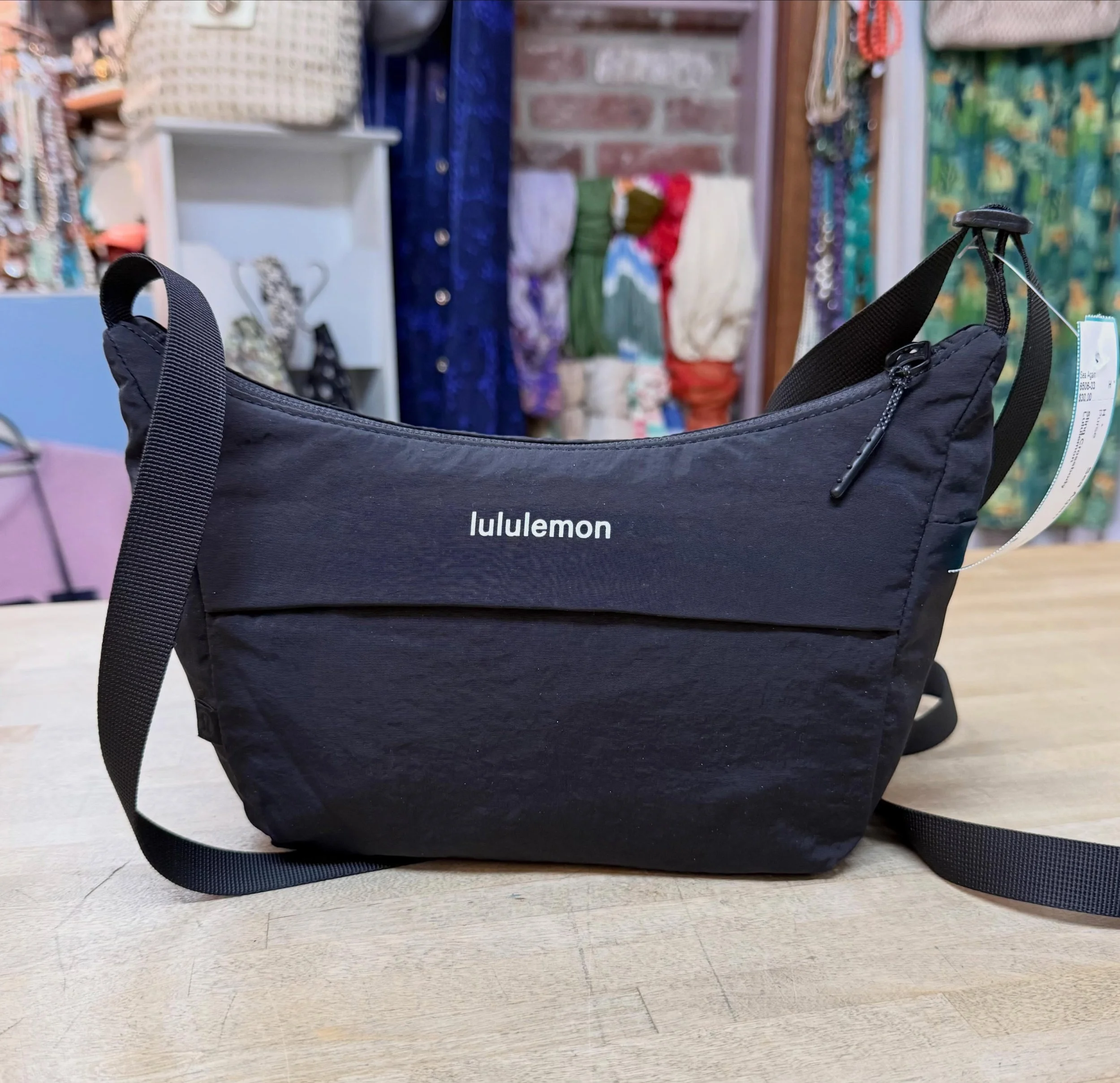 Lulu sling crossbody * $30
.
.
$8 shipping continental US
Free shipping for purchases over $100
.
.
FOLLOW OUR BACKUP ACCOUNT: @seaagainconsignment