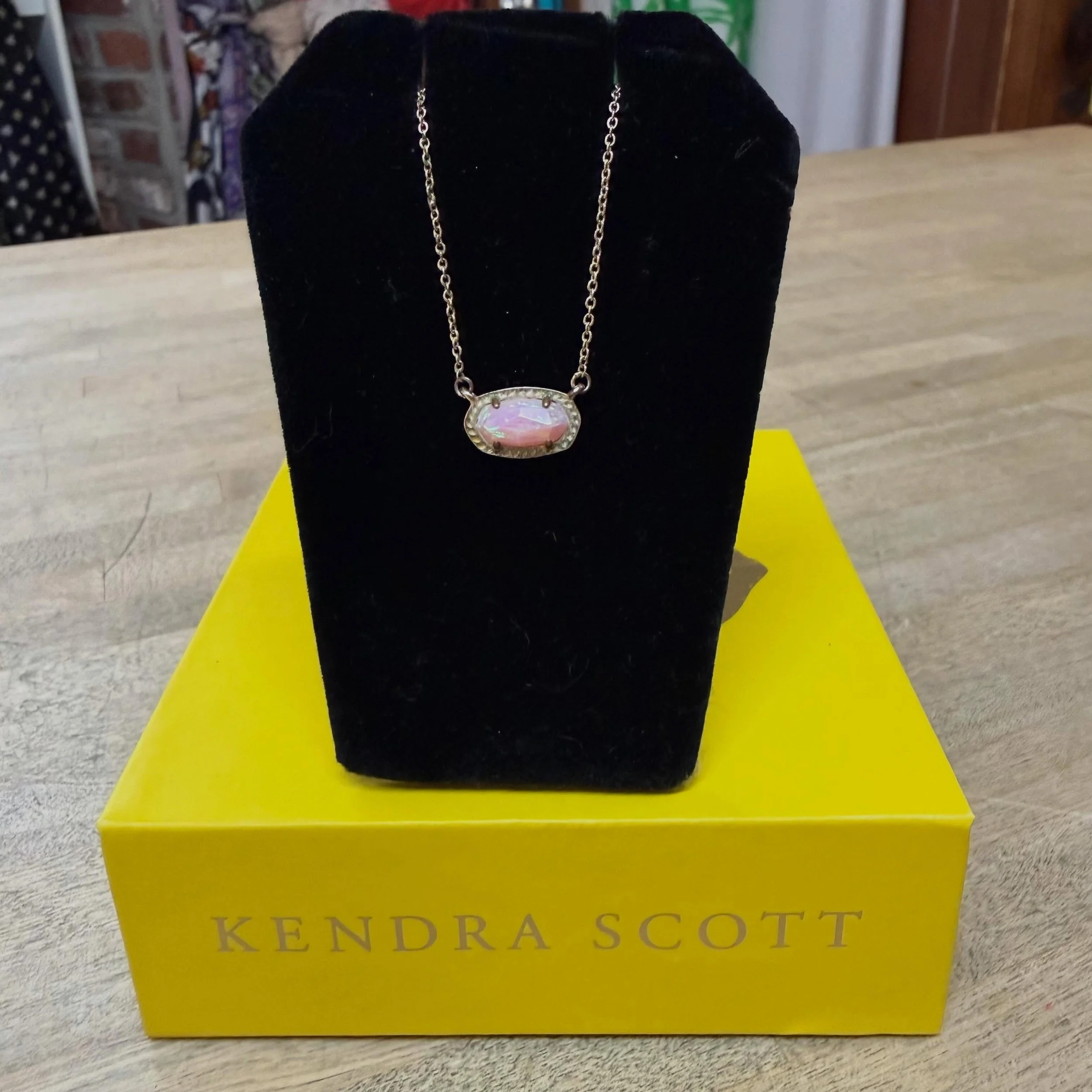 Kendra Scott Elisa necklace * $24
.
.
$8 shipping continental US
Free shipping for purchases over $100
.
.
FOLLOW OUR BACKUP ACCOUNT: @seaagainconsignment