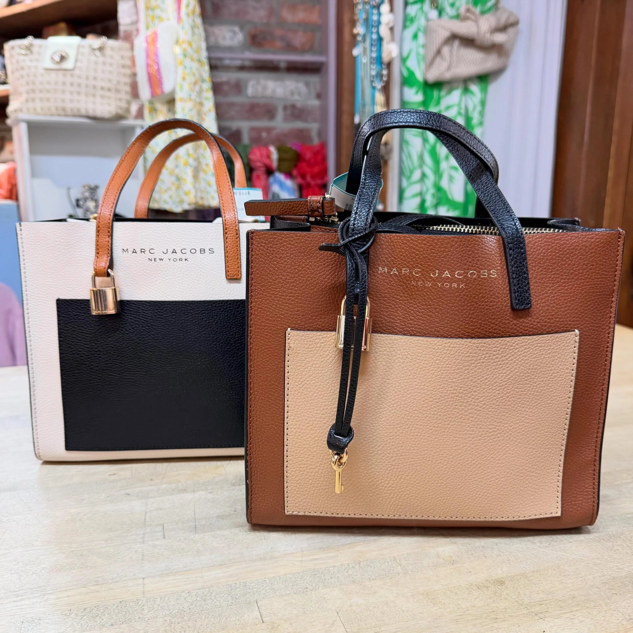 Are you seeing double? Maybe&hellip; 🤔 
Marc Jacobs Grind tote * $115 each, in new like condition!
.
.
$8 shipping continental US
Free shipping for purchases over $100
.
.
FOLLOW OUR BACKUP ACCOUNT: @seaagainconsignment