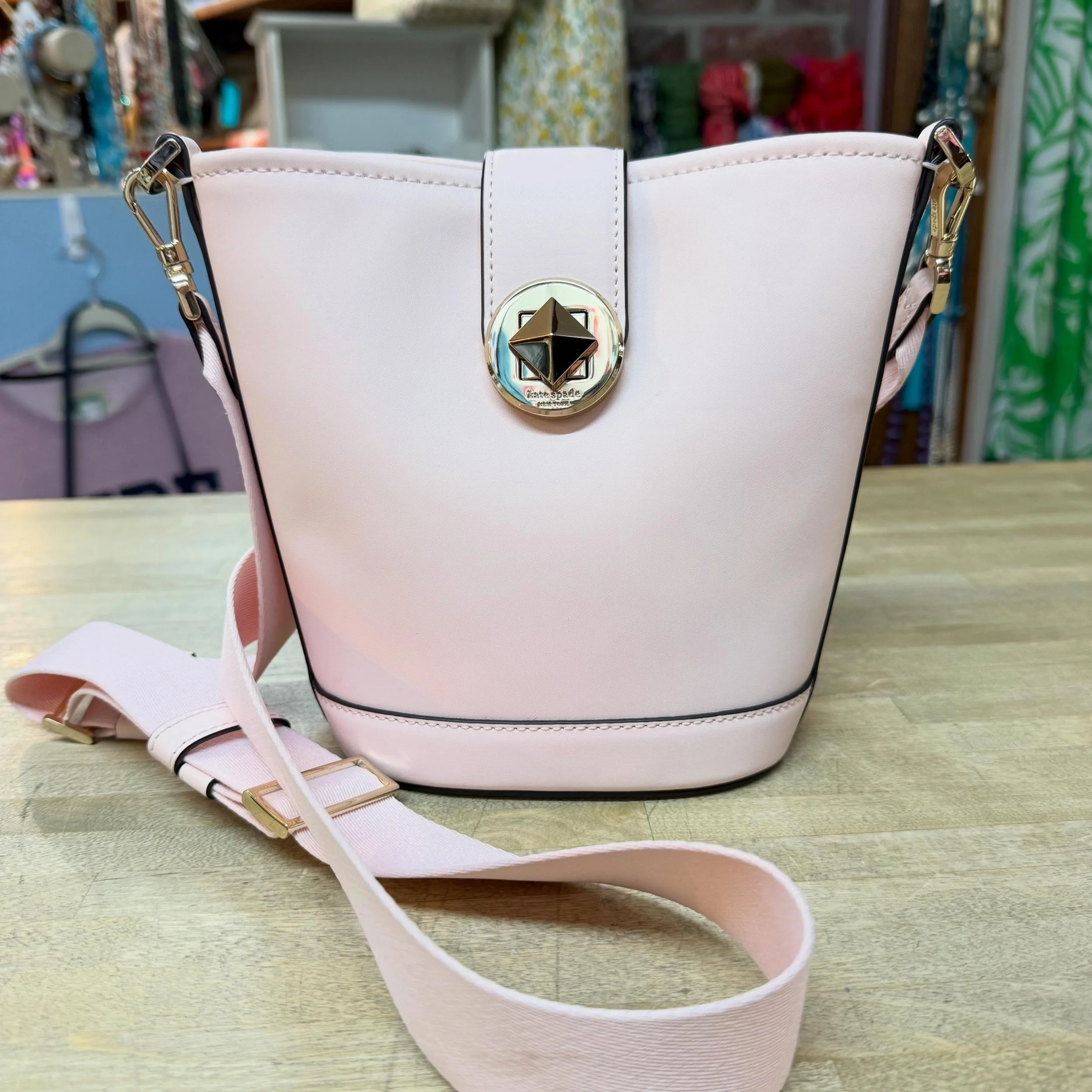 Kate Spade Audrey mini * $60
.
.
$8 shipping continental US
Free shipping for purchases over $100
.
.
FOLLOW OUR BACKUP ACCOUNT: @seaagainconsignment