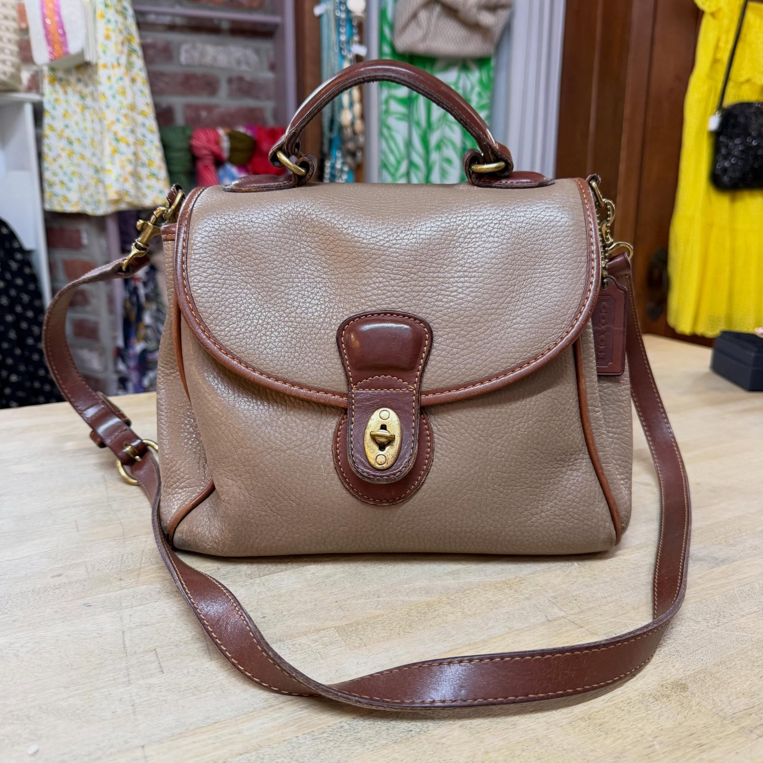 1992 Coach Monticello satchel from the Sheridan Collection * $185
.
.
$8 shipping continental US
Free shipping for purchases over $100
.
.
FOLLOW OUR BACKUP ACCOUNT: @seaagainconsignment