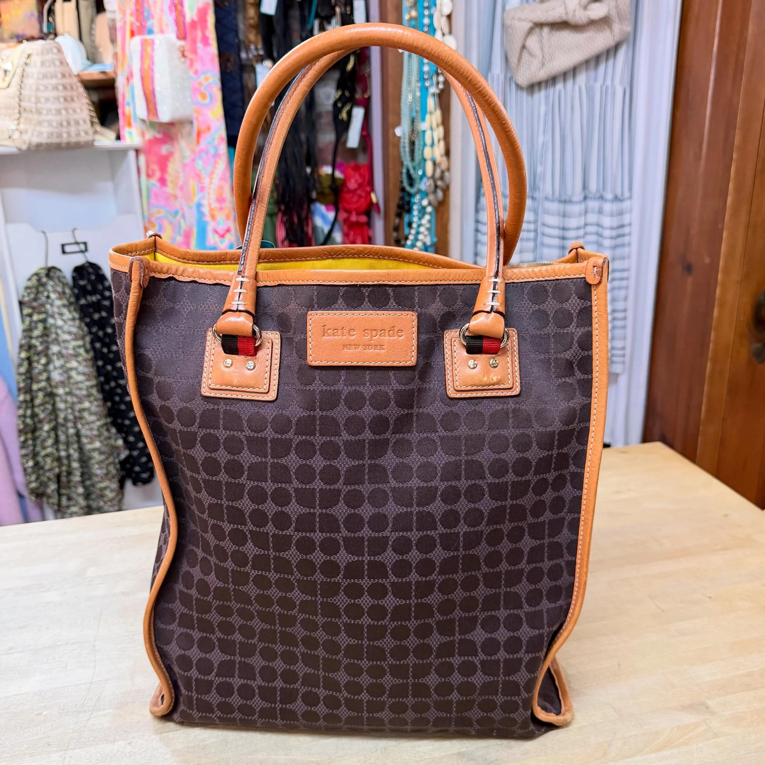 Kate Spade &spades;️ tote * $75
.
.
$8 shipping continental US
Free shipping for purchases over $100
.
.
FOLLOW OUR BACKUP ACCOUNT: @seaagainconsignment