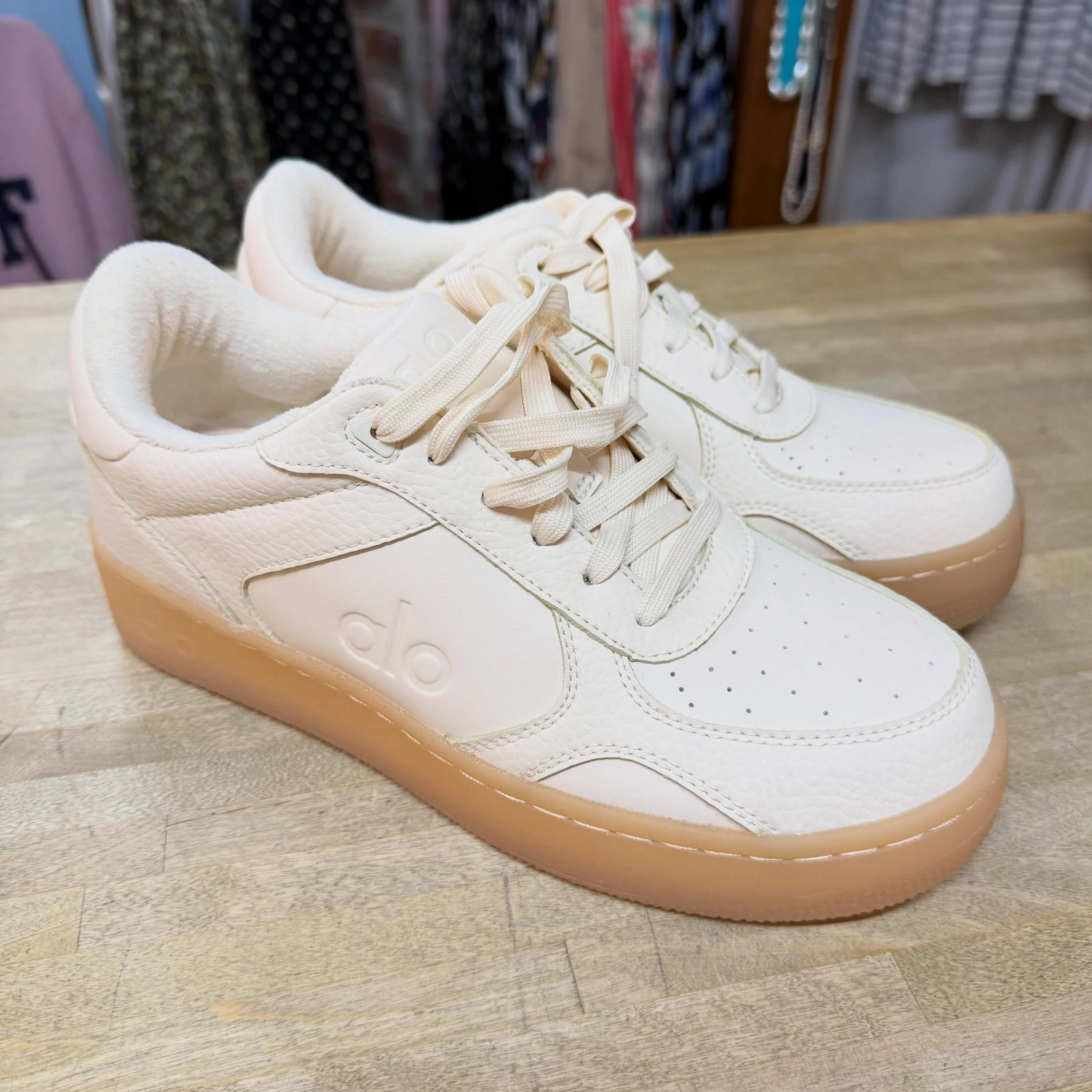 ALO recovery mode sneakers. Sz 8 * $75 ($195 retail)
.
.
$8 shipping continental US
Free shipping for purchases over $100
.
.
FOLLOW OUR BACKUP ACCOUNT: @seaagainconsignment