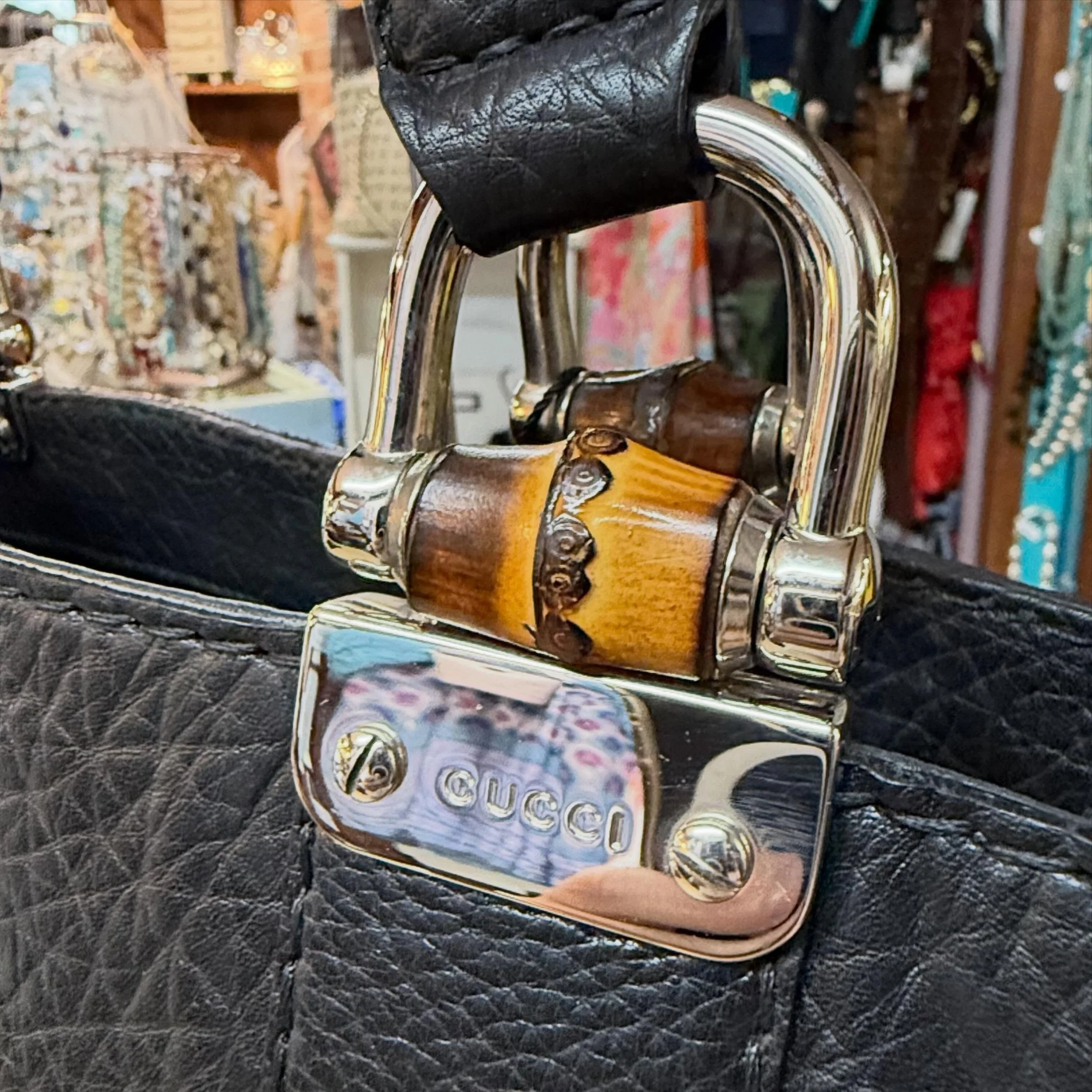 Gucci Bamboo Libeccio grained calfskin tote in excellent condition 🖤 
$575
.
.
$8 shipping continental US
Free shipping for purchases over $100
.
.
FOLLOW OUR BACKUP ACCOUNT: @seaagainconsignment
