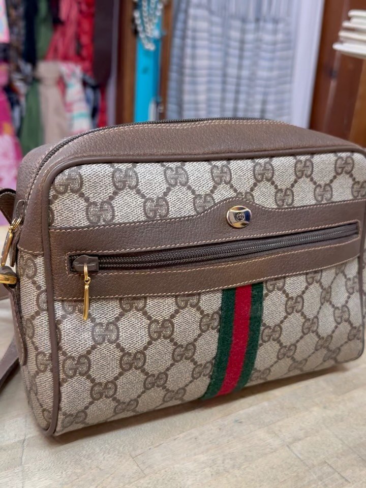 She&rsquo;s a beauty and trying hard not to bring her home with me 🫣
Mint condition vintage Gucci Ophedia Sherry line crossbody 
💫$495💫
.
.
$8 shipping continental US
Free shipping for purchases over $100
.
.
FOLLOW OUR BACKUP ACCOUNT: @seaagainco