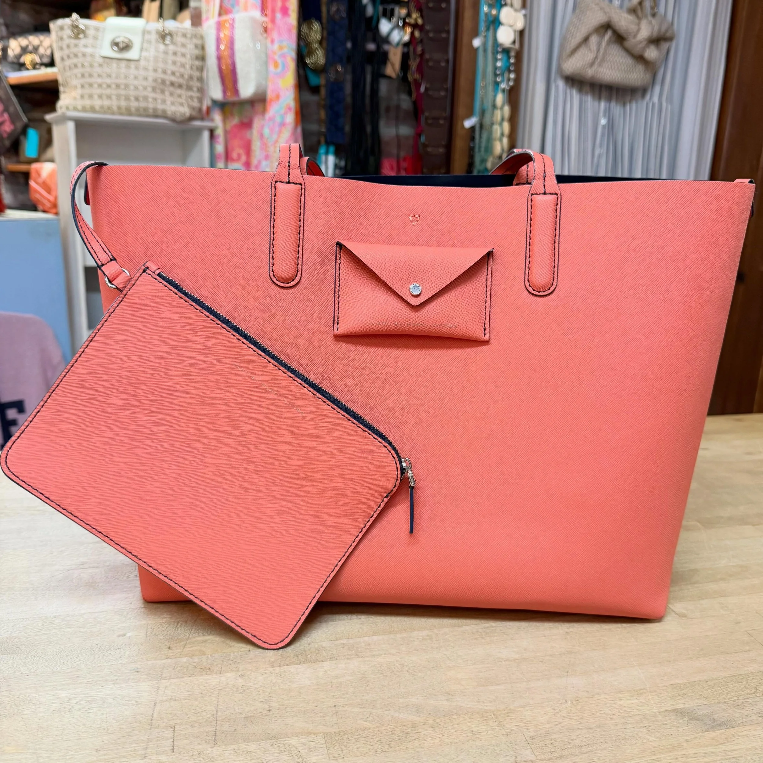 Marc by Marc Jacobs tote * $125
.
.
$8 shipping continental US
Free shipping for purchases over $100
.
.
FOLLOW OUR BACKUP ACCOUNT: @seaagainconsignment