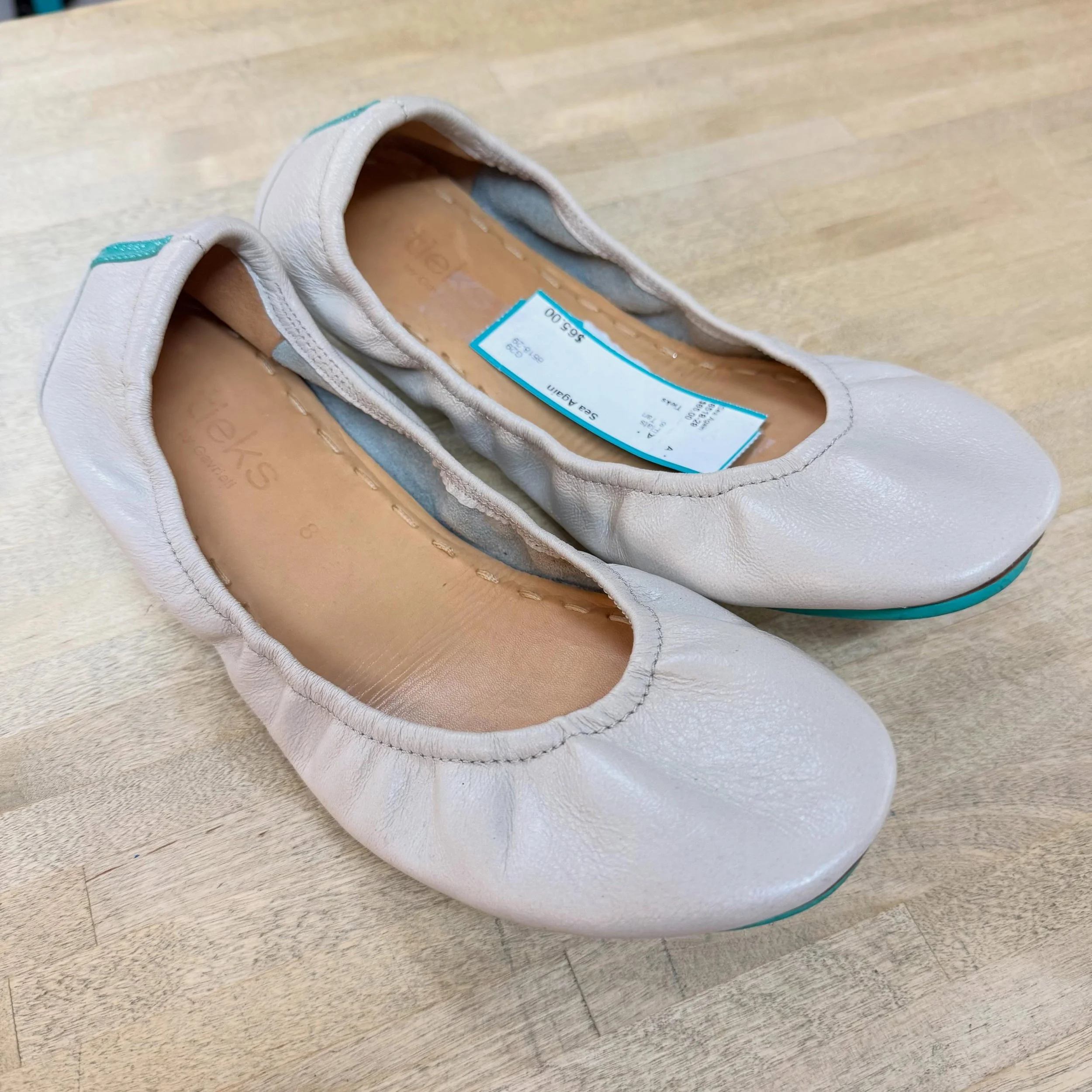 Tieks flats. Sz 8 * $65
.
.
$8 shipping continental US
Free shipping for purchases over $100
.
.
FOLLOW OUR BACKUP ACCOUNT: @seaagainconsignment