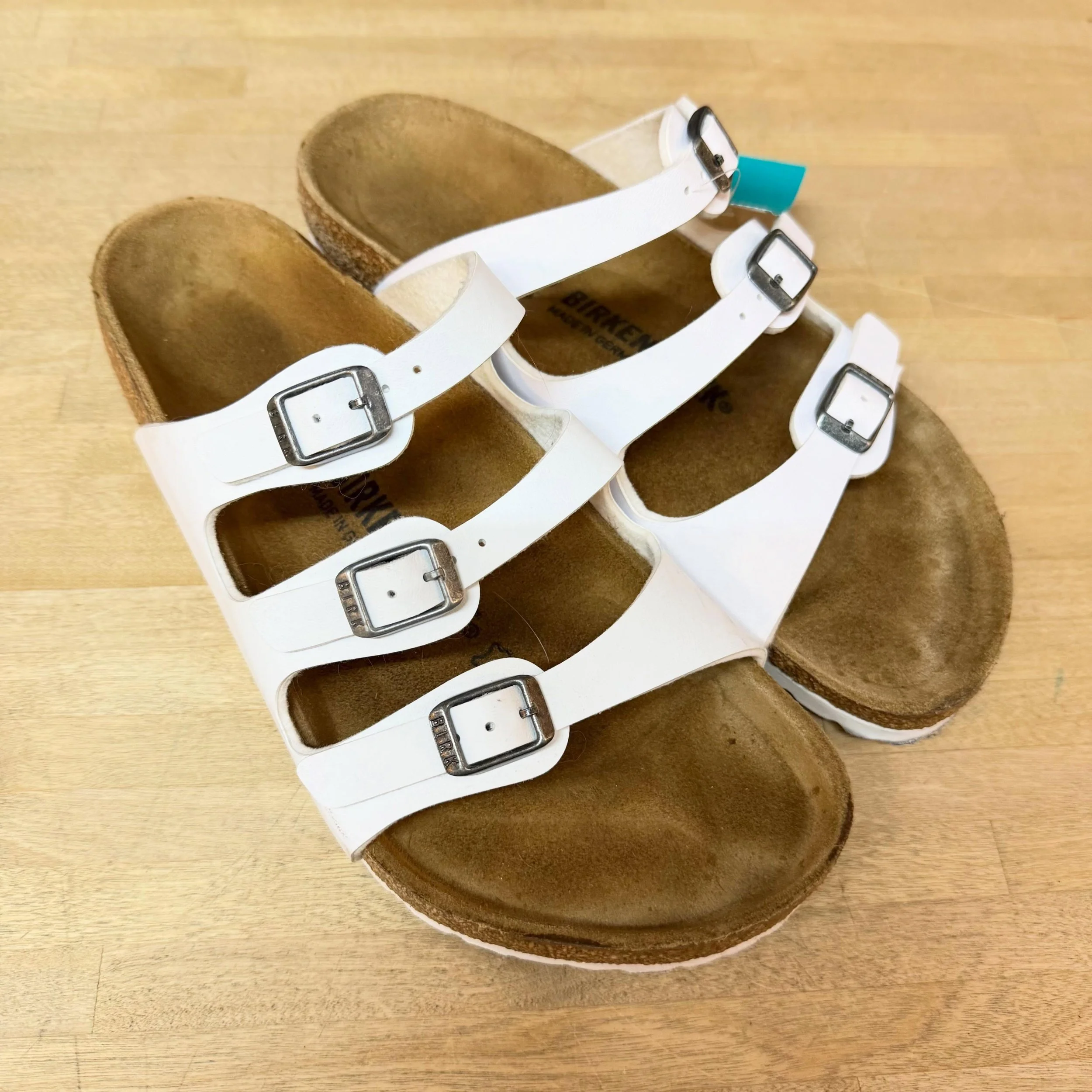 Birkenstock Florida sandals. Sz 39 * $55
.
.
$8 shipping continental US
Free shipping for purchases over $100
.
.
FOLLOW OUR BACKUP ACCOUNT: @seaagainconsignment