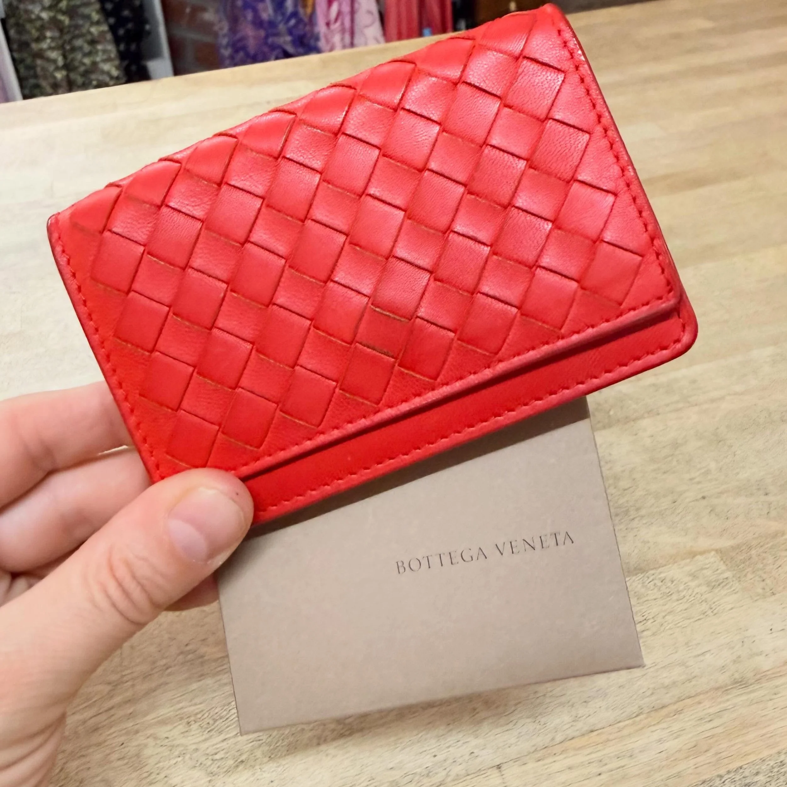 Bottega Veneta Intrecciato card holder * now $195
.
.
$8 shipping continental US
Free shipping for purchases over $100
.
.
FOLLOW OUR BACKUP ACCOUNT: @seaagainconsignment