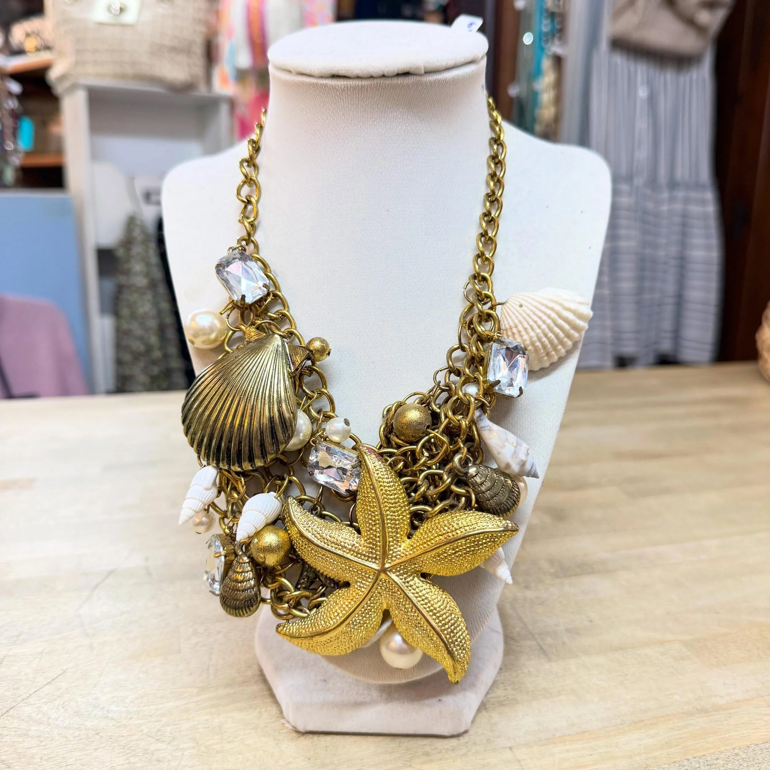 That&rsquo;s the coolest summer statement necklace!! And only $18!
.
.
$8 shipping continental US
Free shipping for purchases over $100
.
.
FOLLOW OUR BACKUP ACCOUNT: @seaagainconsignment