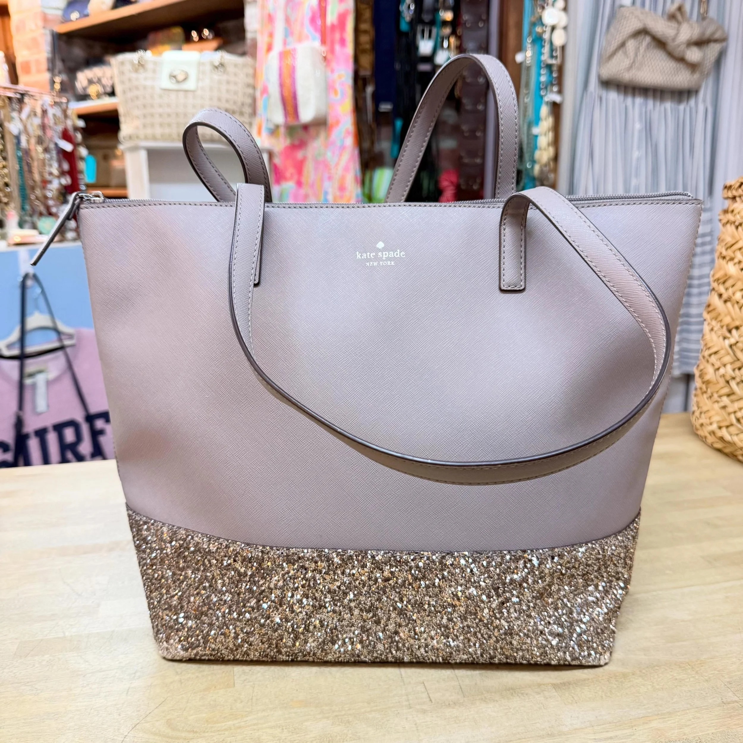 Kate Spade &spades;️ Greta Court Penny Tote * $55
.
.
$8 shipping continental US
Free shipping for purchases over $100
.
.
FOLLOW OUR BACKUP ACCOUNT: @seaagainconsignment