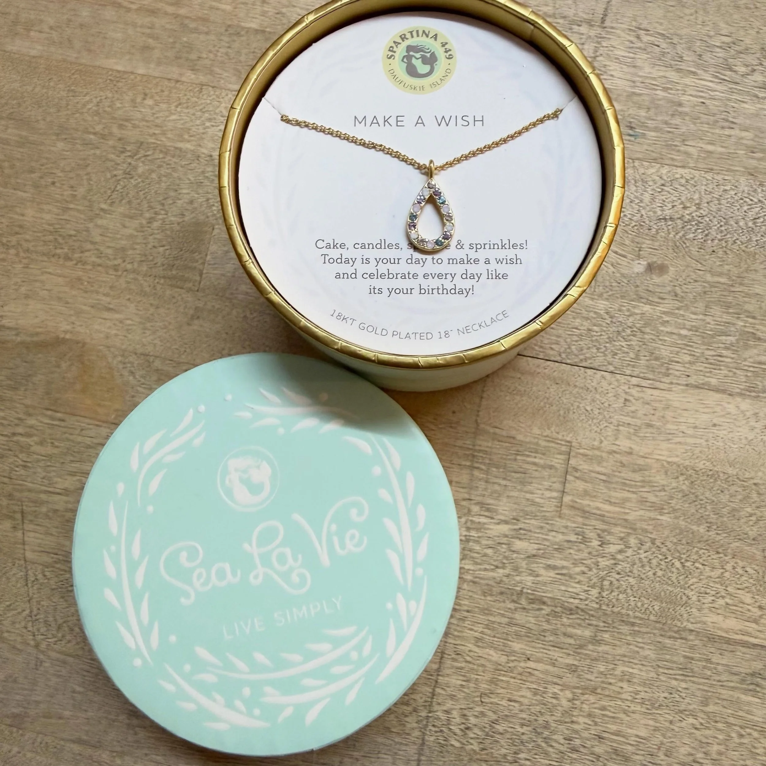 Adorable Spartina necklace 🩵 $20
.
.
$8 shipping continental US
Free shipping for purchases over $100
.
.
FOLLOW OUR BACKUP ACCOUNT: @seaagainconsignment
