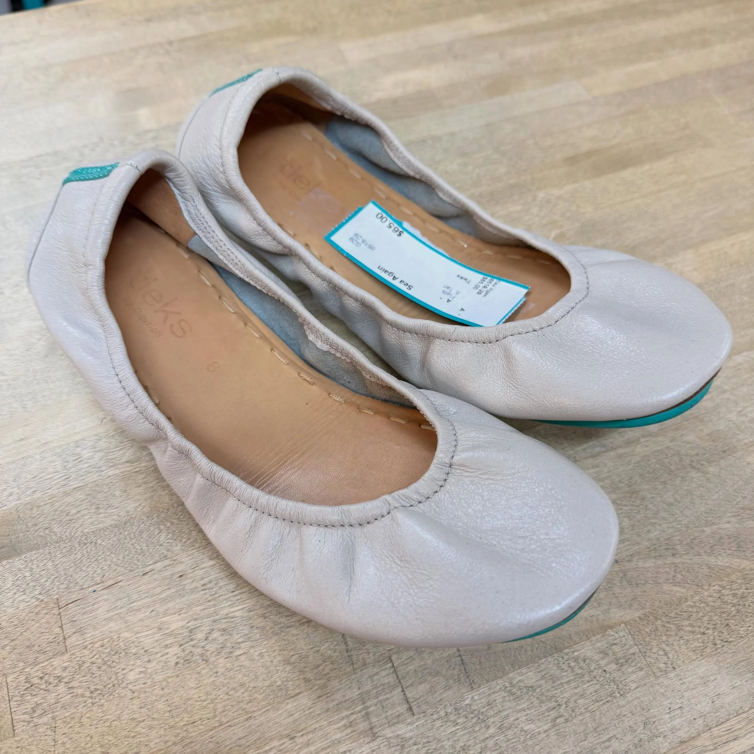 Tieks Flats. Sz 8 * $65
.
.
$8 shipping continental US
Free shipping for purchases over $100
.
.
FOLLOW OUR BACKUP ACCOUNT: @seaagainconsignment