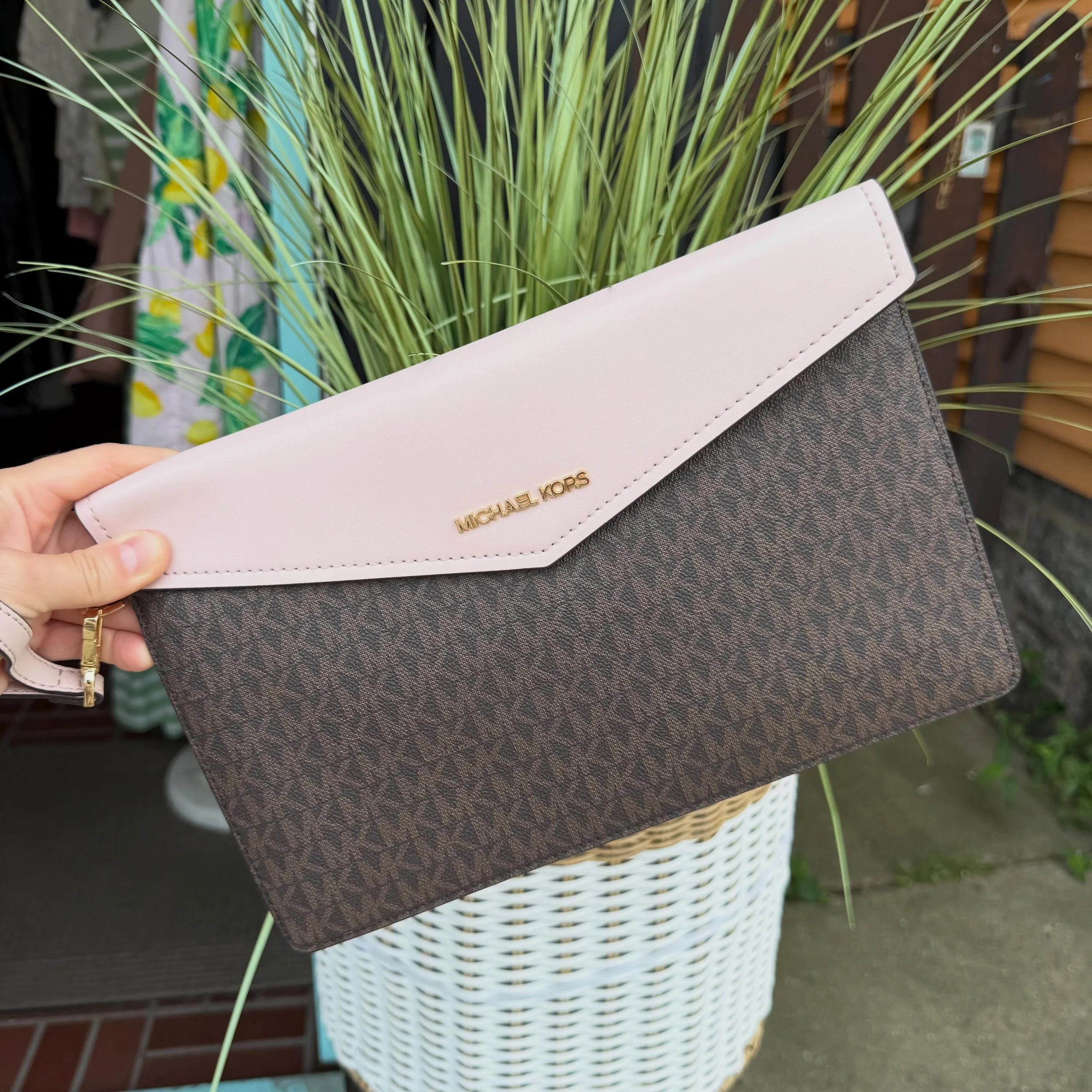 M K large envelope clutch * $50
.
.
$8 shipping continental US
Free shipping for purchases over $100
.
.
FOLLOW OUR BACKUP ACCOUNT: @seaagainconsignment