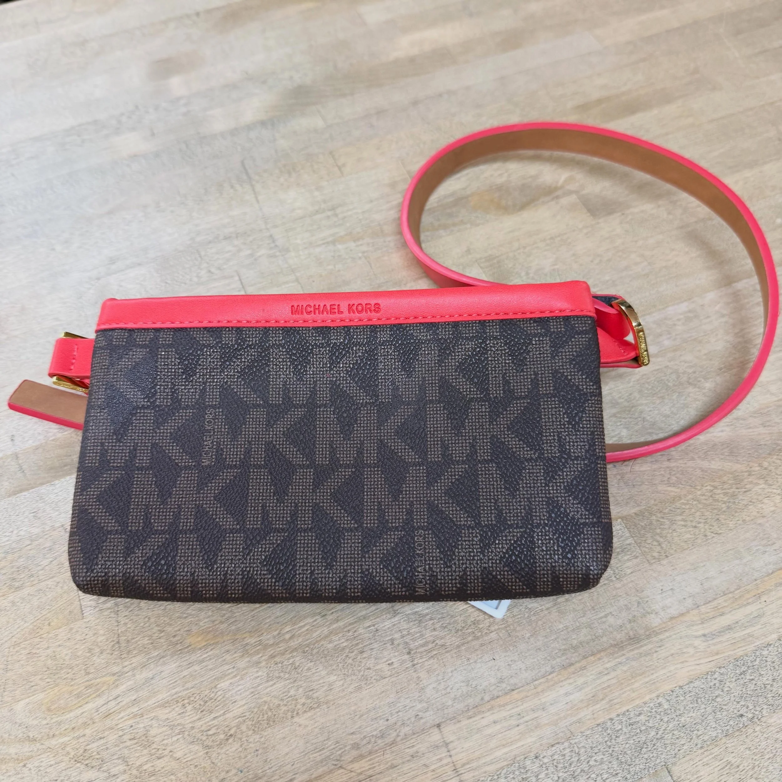 🆕 M K mini belt bag * $45
.
.
$8 shipping continental US
Free shipping for purchases over $100
.
.
FOLLOW OUR BACKUP ACCOUNT: @seaagainconsignment