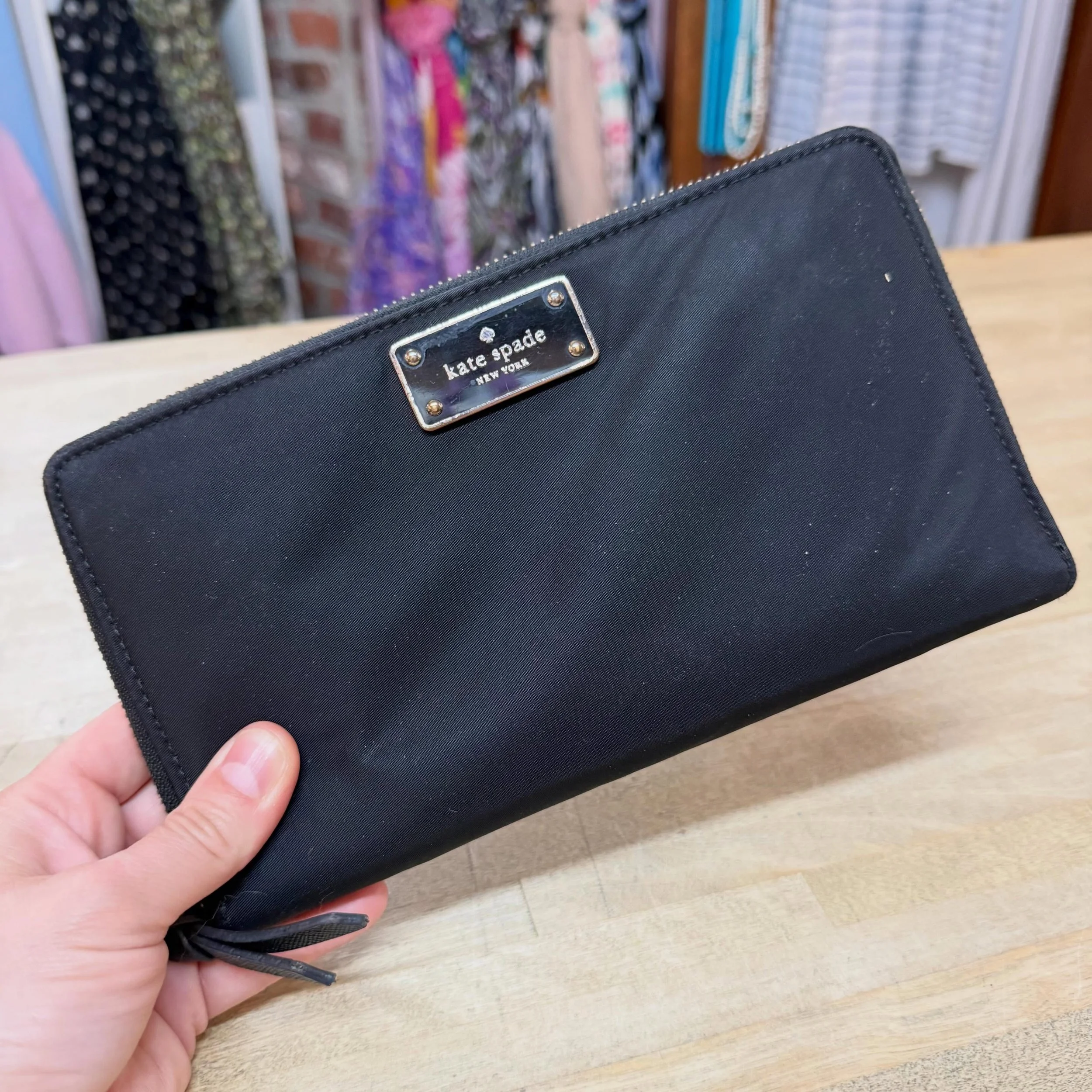 Great XL Late Spade wallet. Perfect for travel, plenty of room for passport and more! $42
.
.
$8 shipping continental US
Free shipping for purchases over $100
.
.
FOLLOW OUR BACKUP ACCOUNT: @seaagainconsignment