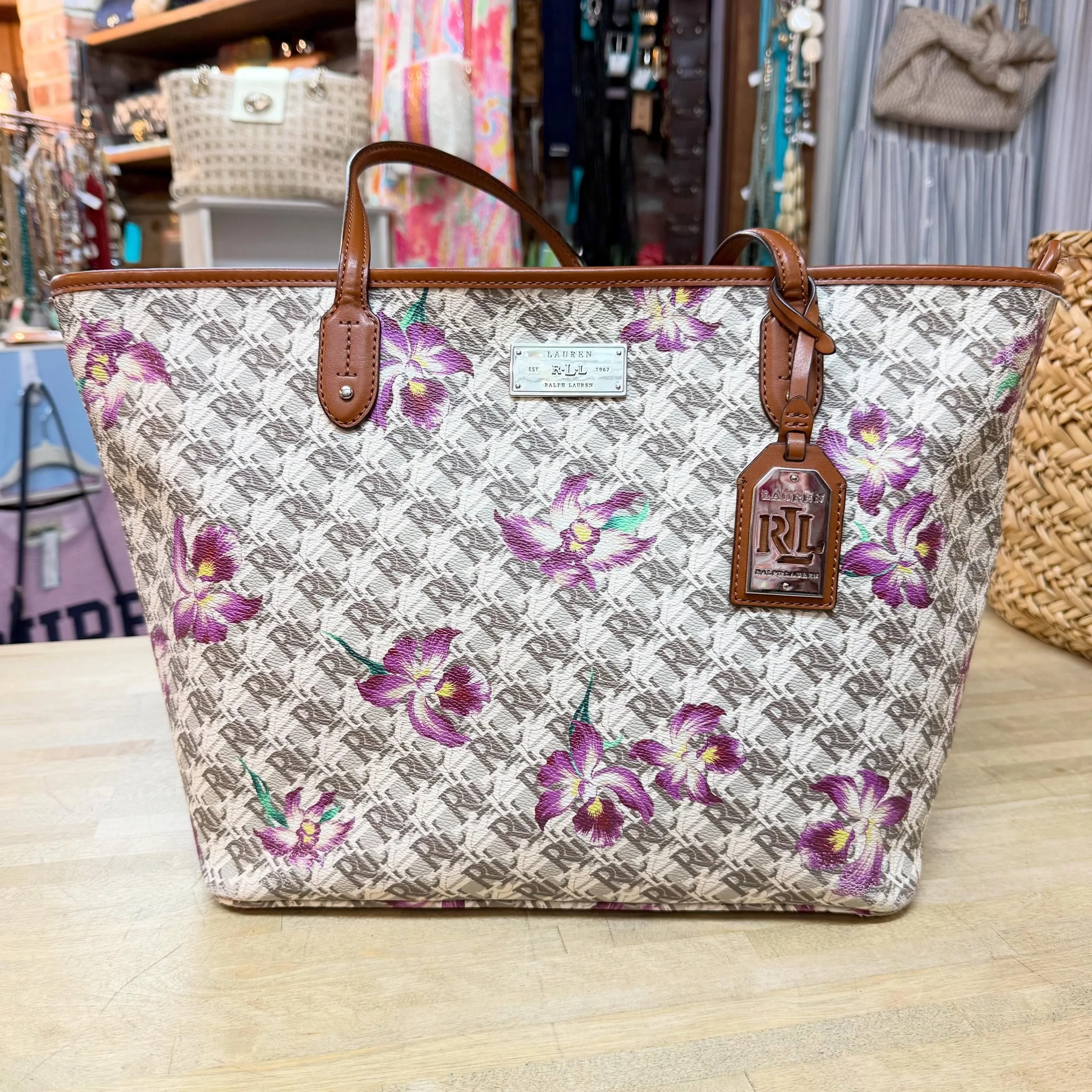 Lauren R. L. Tote * $45
.
.
$8 shipping continental US
Free shipping for purchases over $100
.
.
FOLLOW OUR BACKUP ACCOUNT: @seaagainconsignment